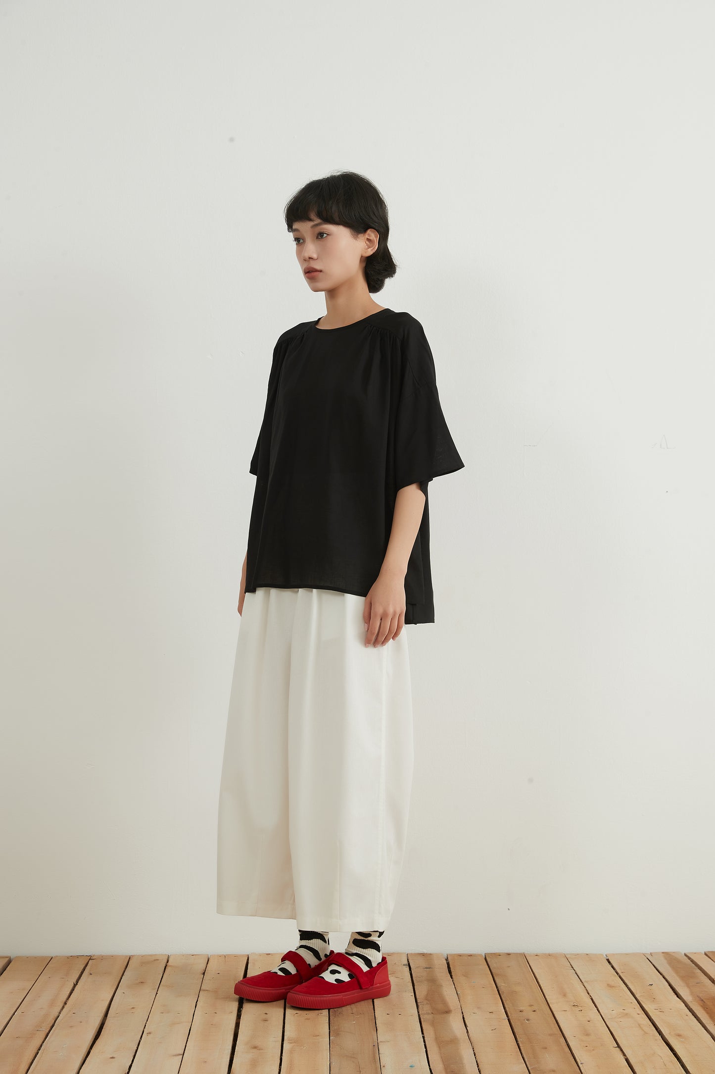 COTTON LINEN GATHERED SHORT SLEEVE TOP リネンコットンギャザー半袖トップシェルボタン付きリボン