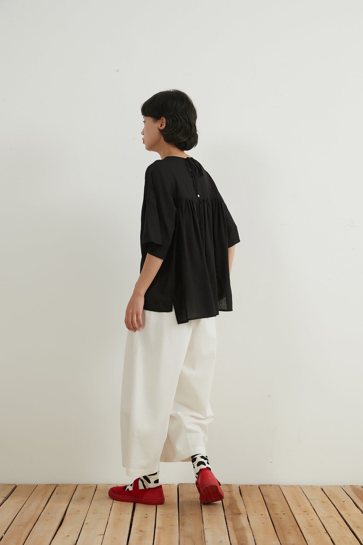 COTTON LINEN GATHERED SHORT SLEEVE TOP リネンコットンギャザー半袖トップシェルボタン付きリボン