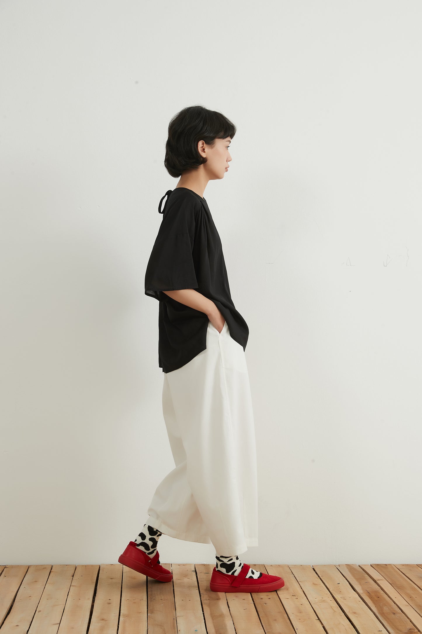 COTTON LINEN GATHERED SHORT SLEEVE TOP リネンコットンギャザー半袖トップシェルボタン付きリボン