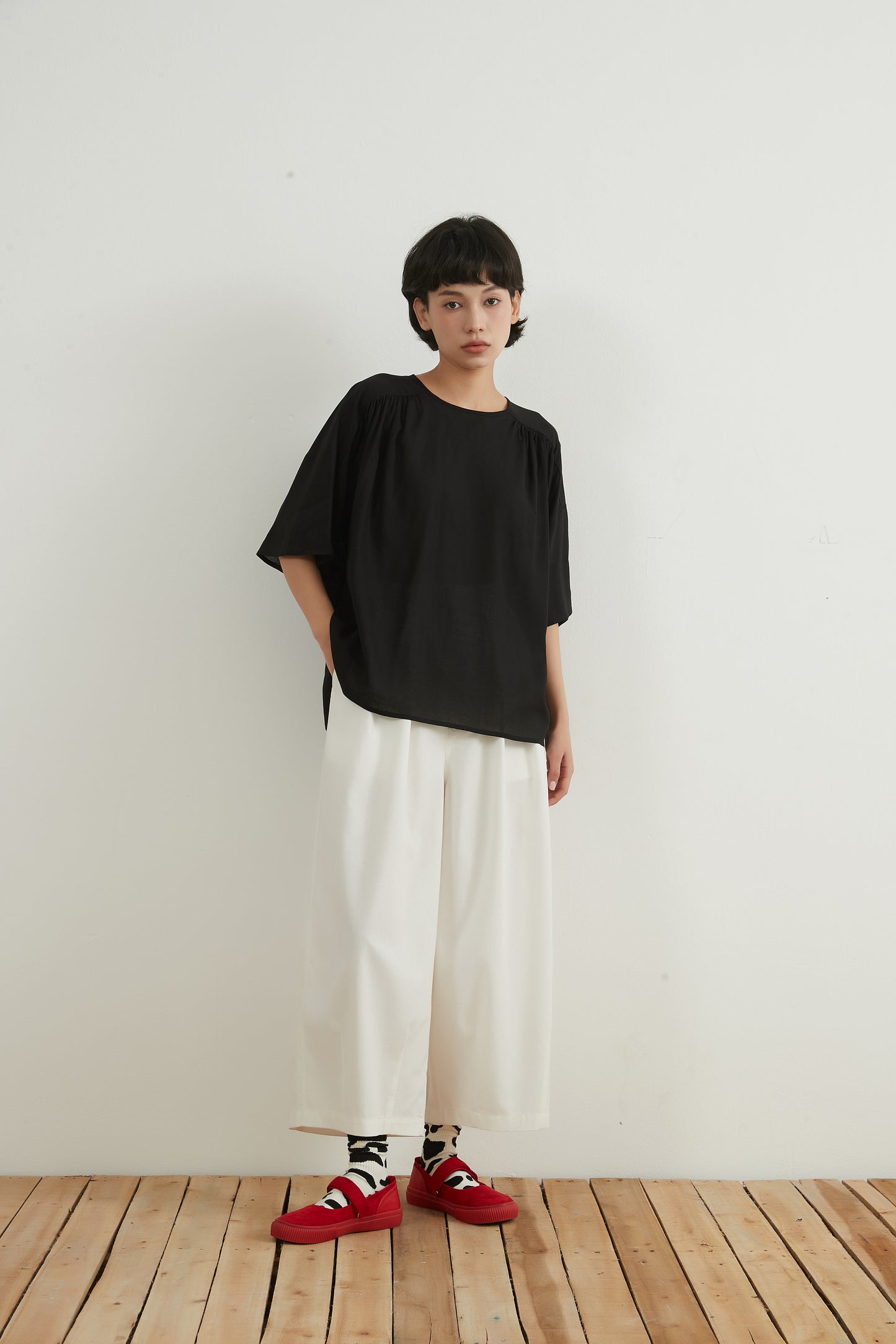 COTTON LINEN GATHERED SHORT SLEEVE TOP リネンコットンギャザー半袖トップシェルボタン付きリボン