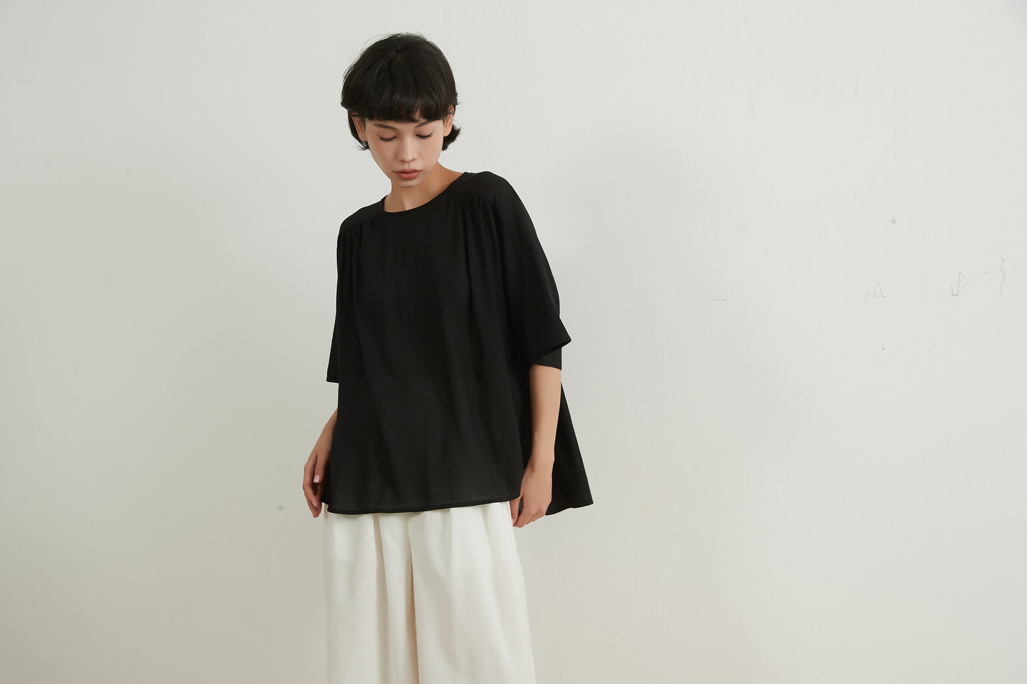 COTTON LINEN GATHERED SHORT SLEEVE TOP リネンコットンギャザー半袖トップシェルボタン付きリボン