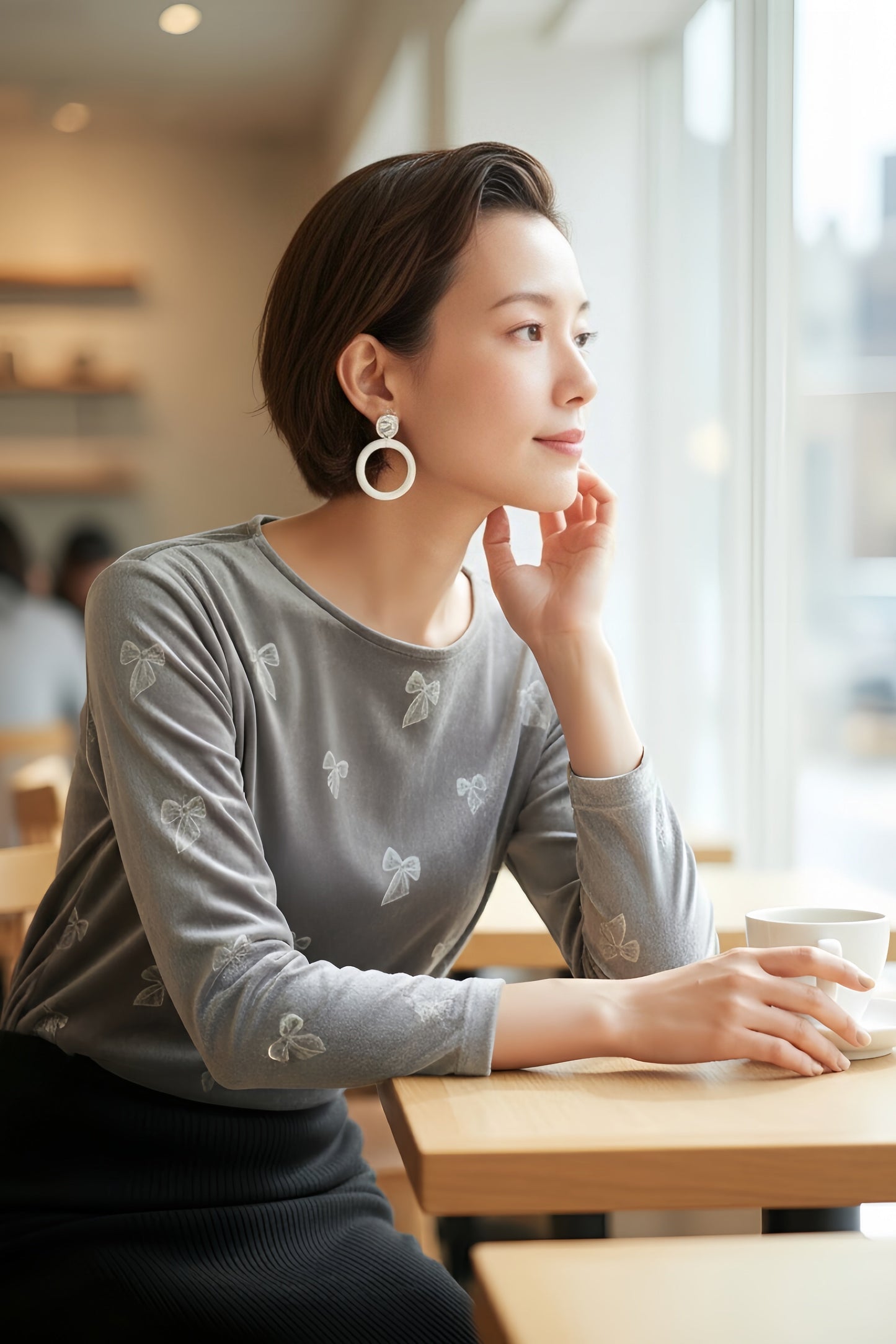 KNR666・ベロアリボン柄立体プリント長袖Tシャツ・エレガントな艶感トロミタッチストレッチ性素材