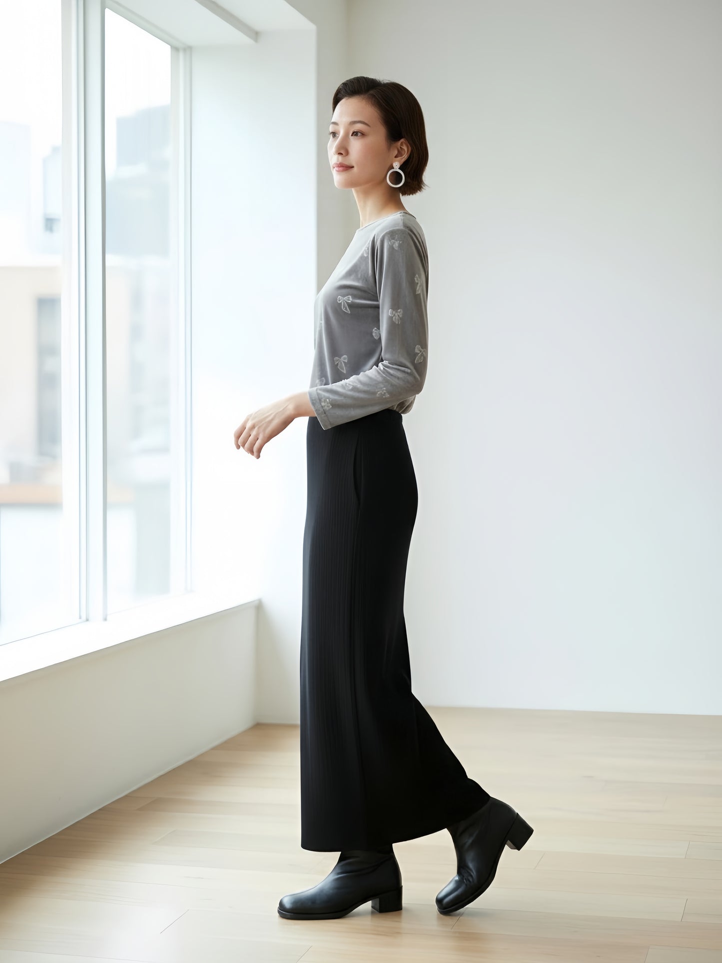 KNR666・ベロアリボン柄立体プリント長袖Tシャツ・エレガントな艶感トロミタッチストレッチ性素材