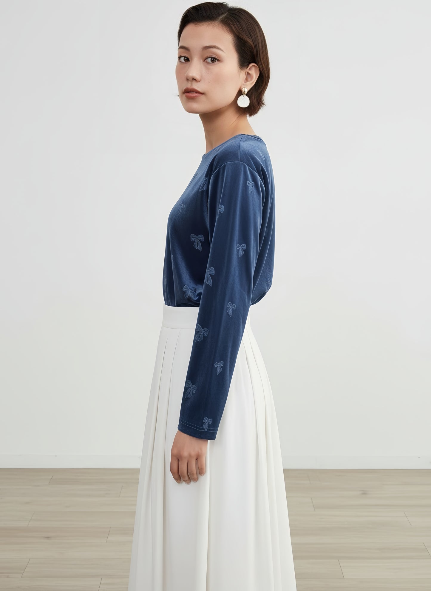 KNR666・ベロアリボン柄立体プリント長袖Tシャツ・エレガントな艶感トロミタッチストレッチ性素材