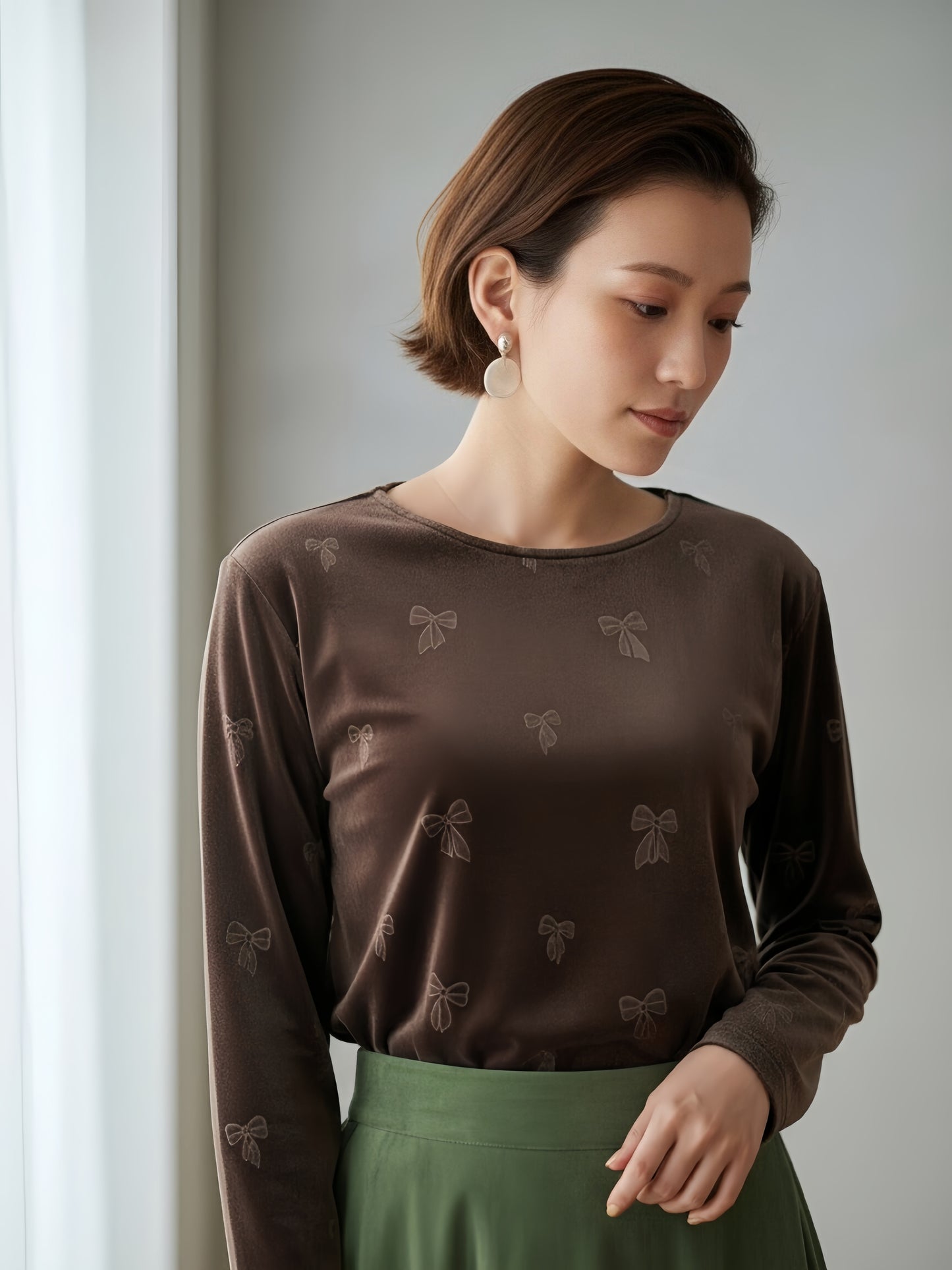 KNR666・ベロアリボン柄立体プリント長袖Tシャツ・エレガントな艶感トロミタッチストレッチ性素材