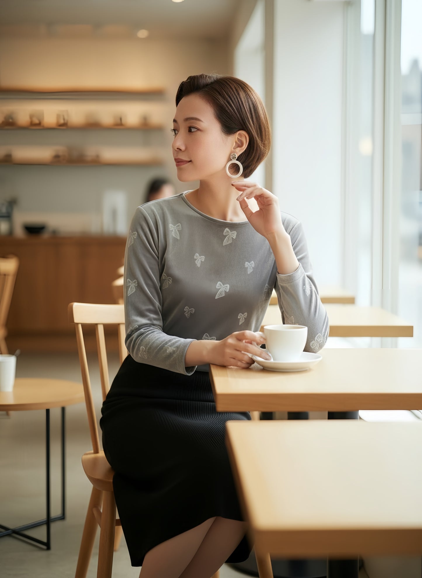 KNR666・ベロアリボン柄立体プリント長袖Tシャツ・エレガントな艶感トロミタッチストレッチ性素材