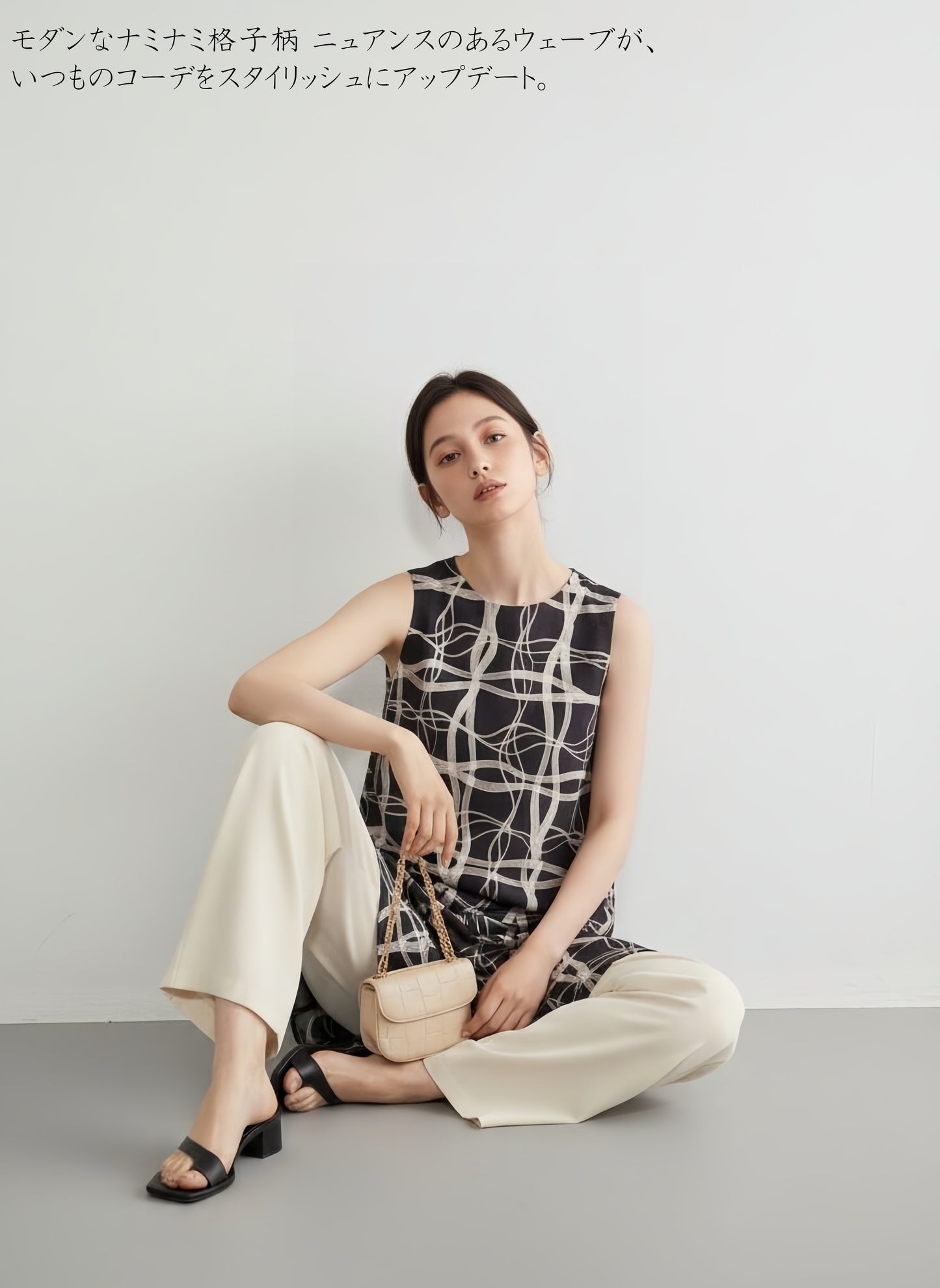 KNR646・抽象的ナミナミ格子柄プリントノースリーブ背中タックチュニック