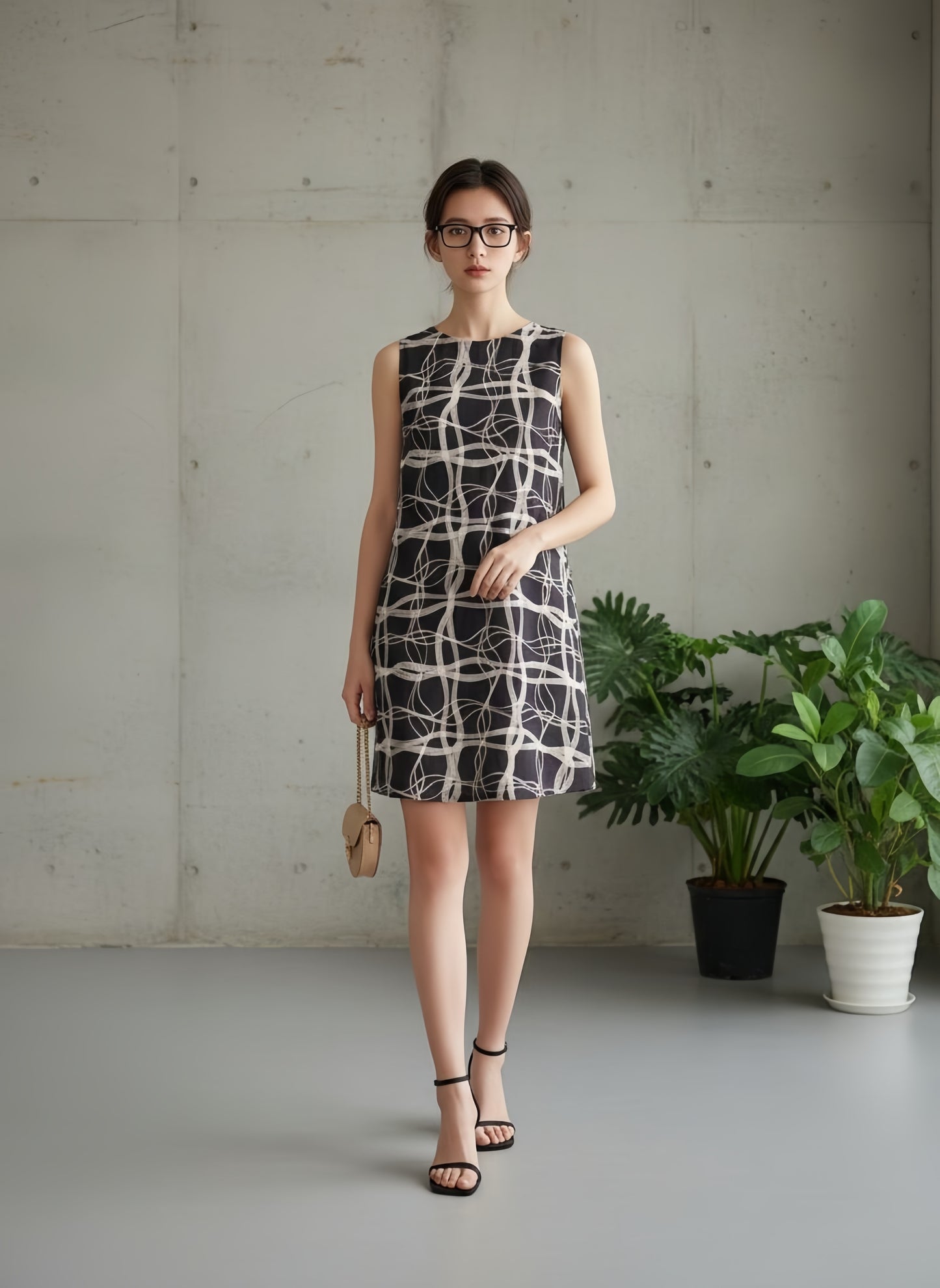 KNR646・抽象的ナミナミ格子柄プリントノースリーブ背中タックチュニック