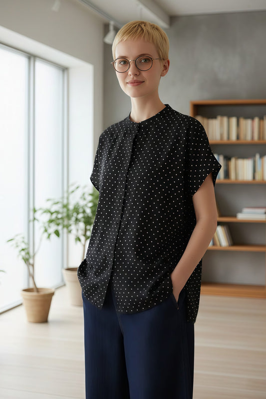 KNGT633・BOXYルーズフィットの小さなスクエア柄半袖ブラウス定番