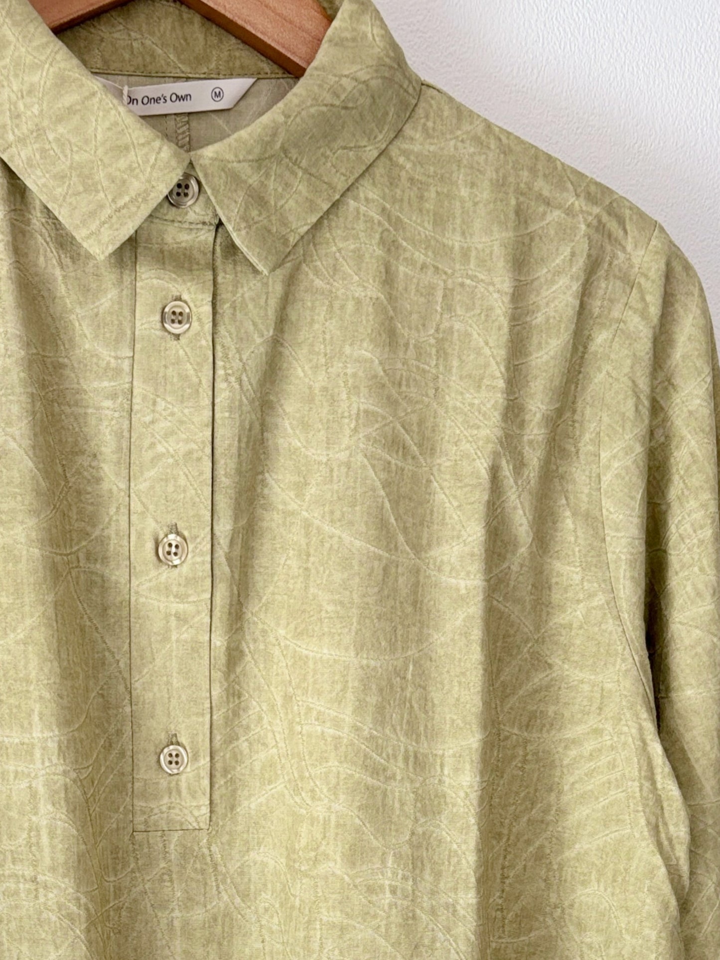 KNGT623・ジャカード織りシャツ襟長袖チュニック 波柄ムラ染風 ハーフボタン ブラウス