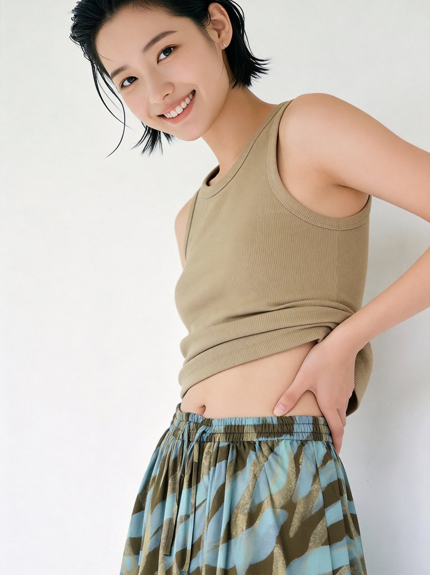 KNR659・都会的なニュアンスを纏う、抽象柄のアートプリントスカート