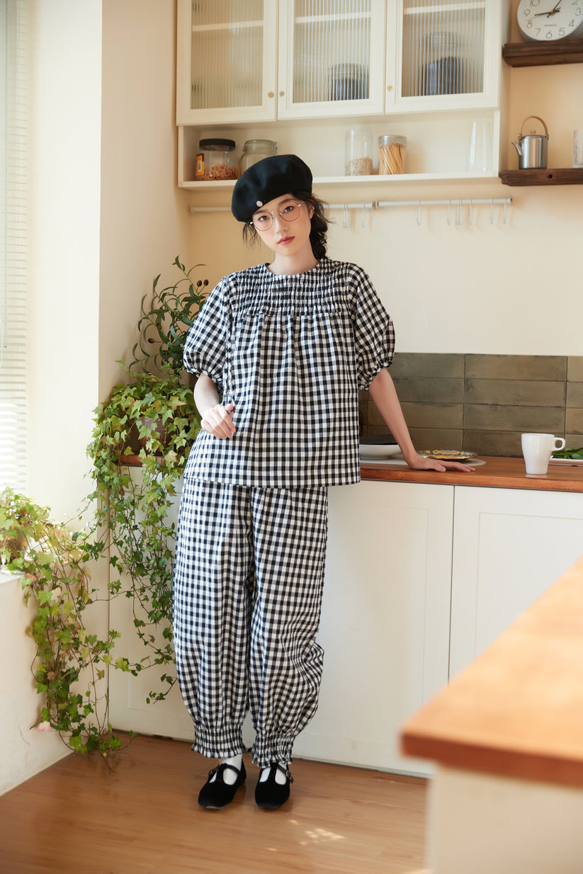 KNST336・BLACK・白黒ギンガムチェックスモッキング刺繡半袖トップ