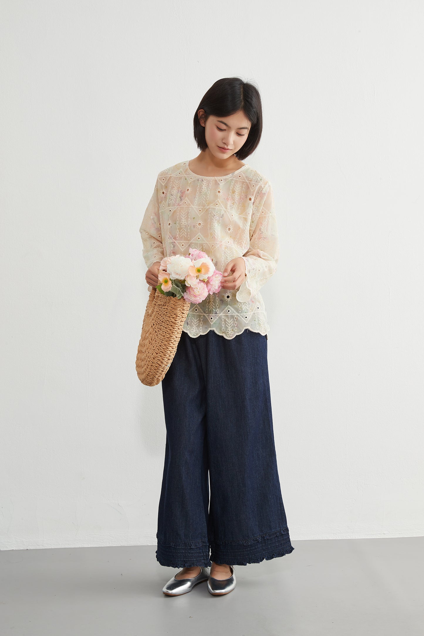 KNGT627・むら染めスカラップ刺繍長袖ラウンドネックブラウス