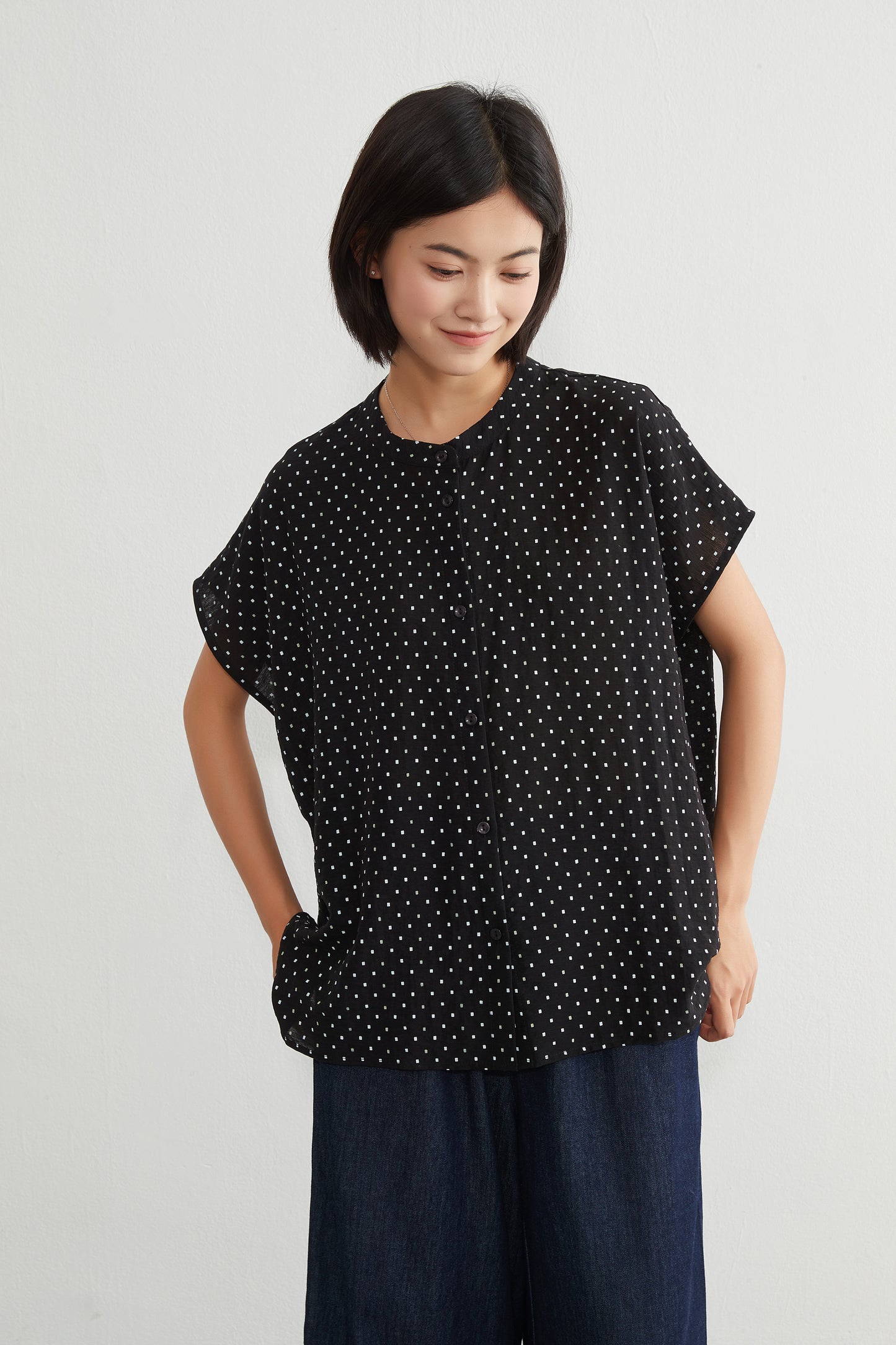 KNGT633・BOXYルーズフィットの小さなスクエア柄半袖ブラウス定番