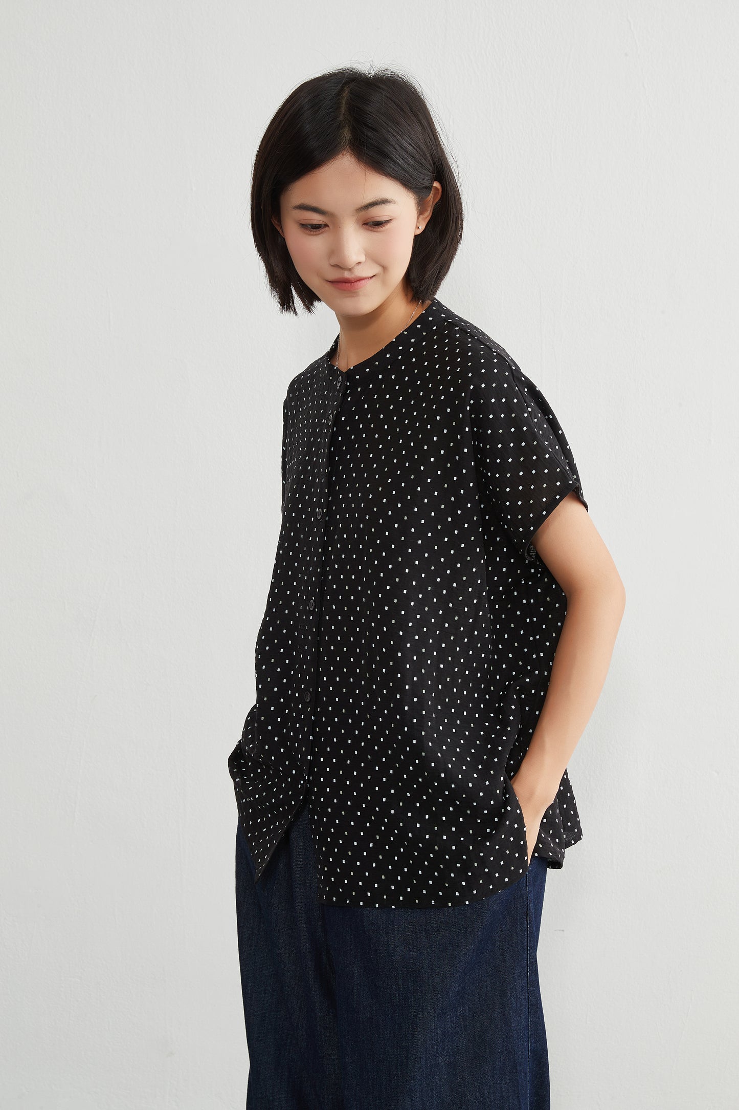 KNGT633・BOXYルーズフィットの小さなスクエア柄半袖ブラウス定番