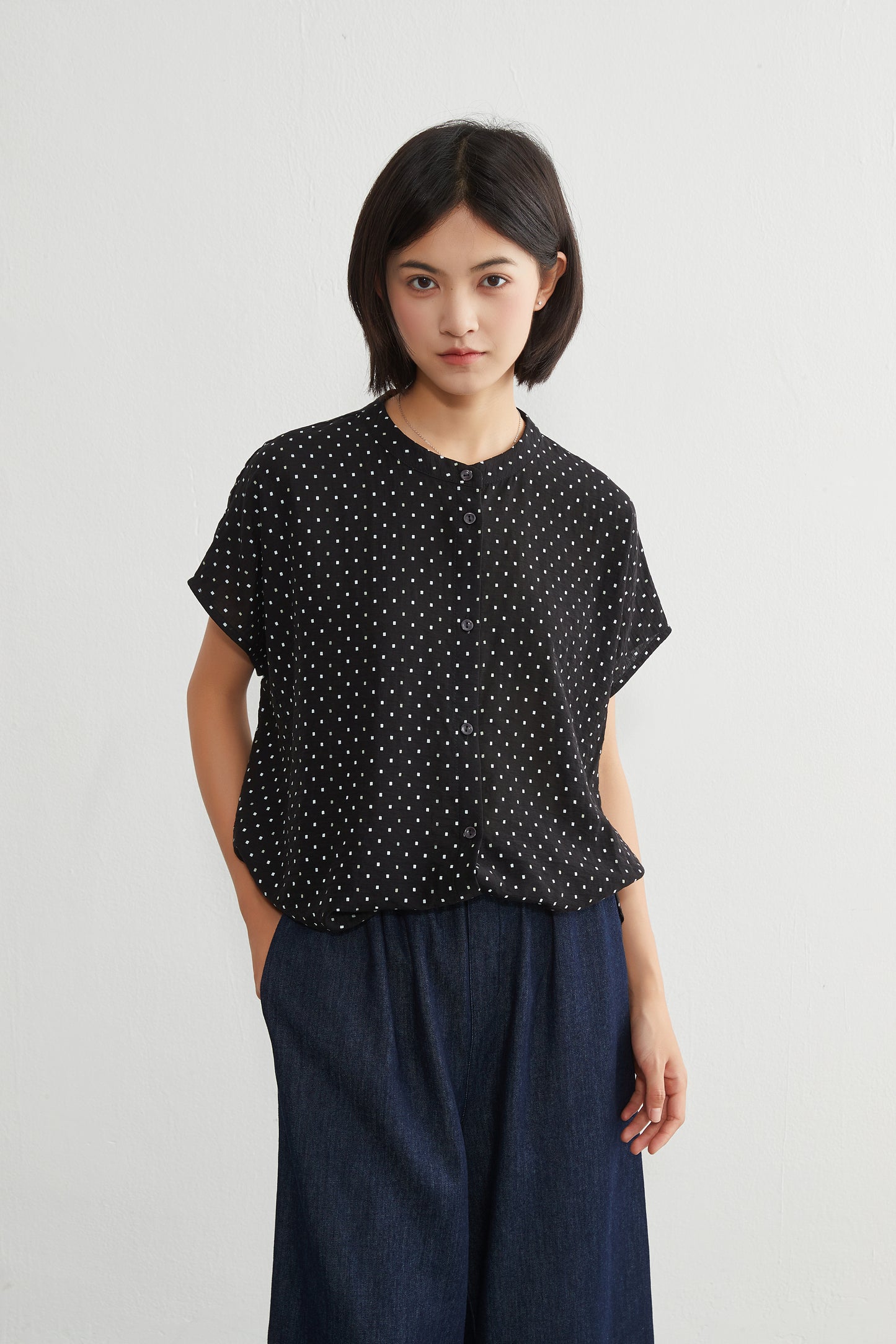 KNGT633・BOXYルーズフィットの小さなスクエア柄半袖ブラウス定番