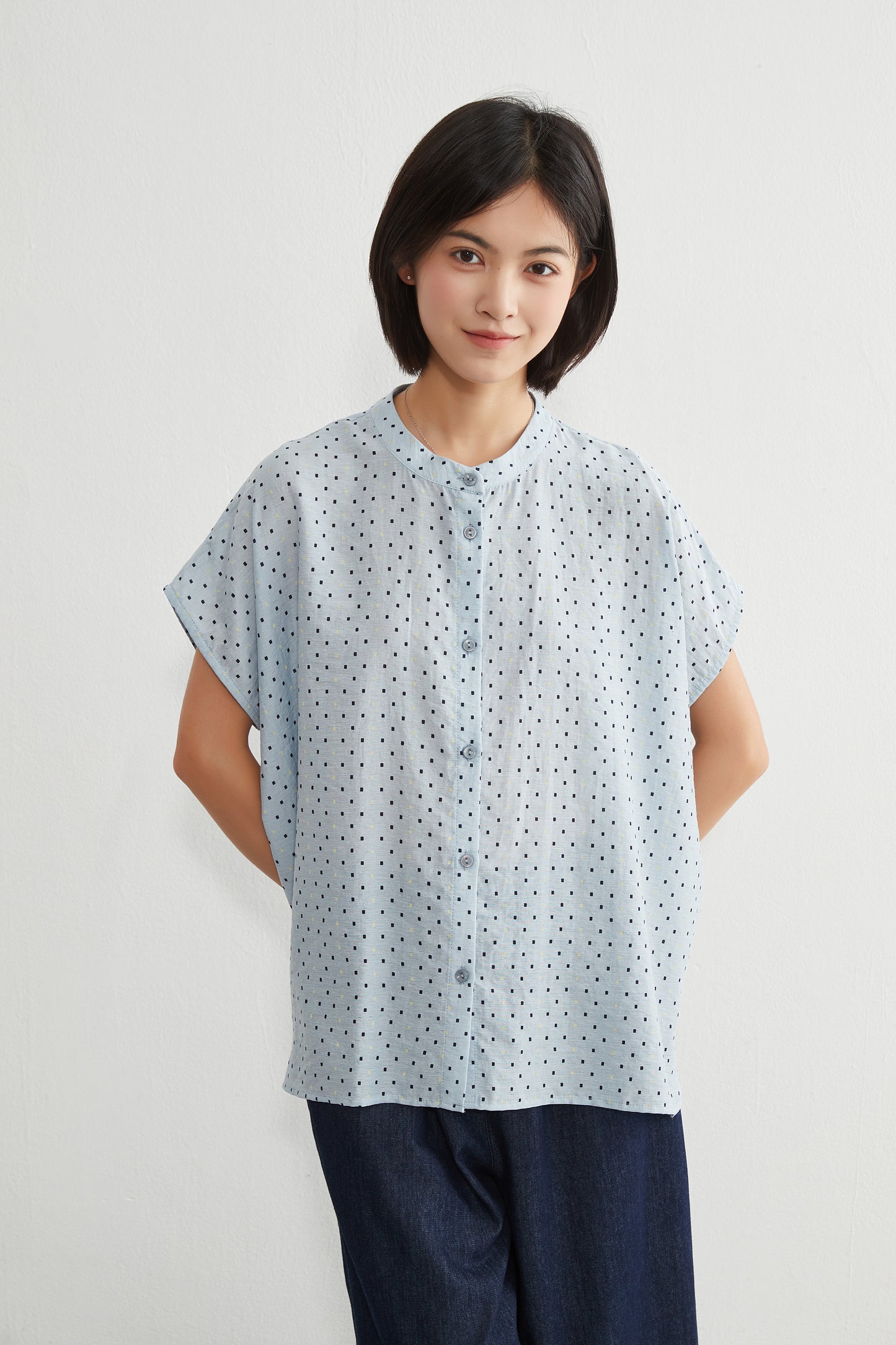 KNGT633・BOXYルーズフィットの小さなスクエア柄半袖ブラウス定番