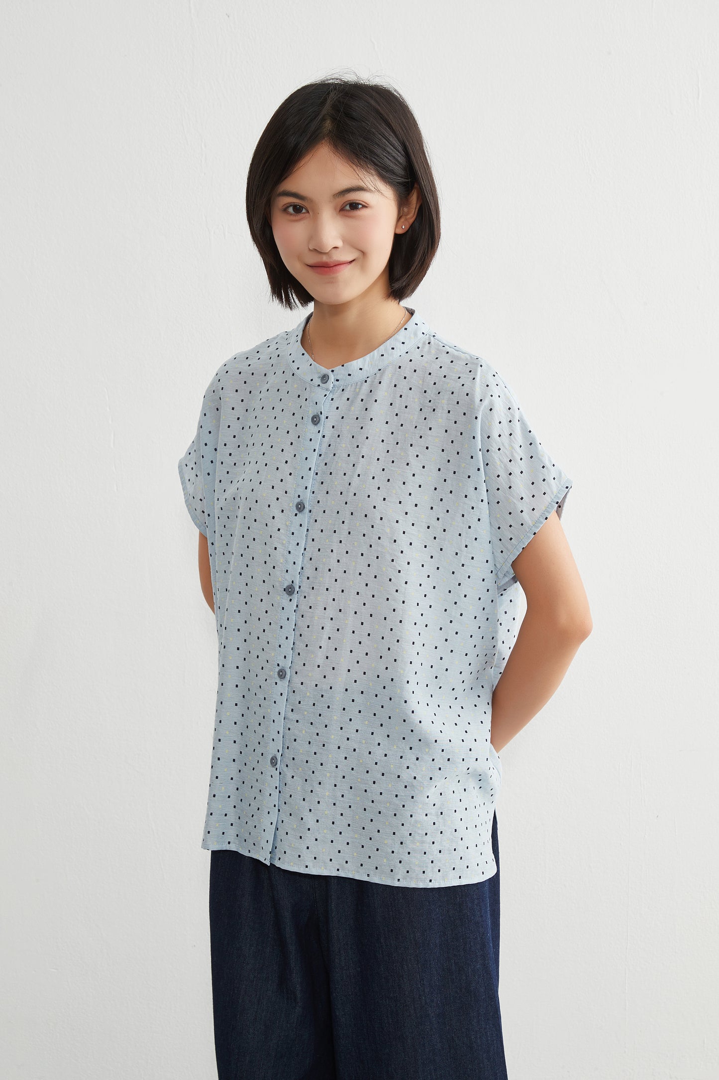 KNGT633・BOXYルーズフィットの小さなスクエア柄半袖ブラウス定番