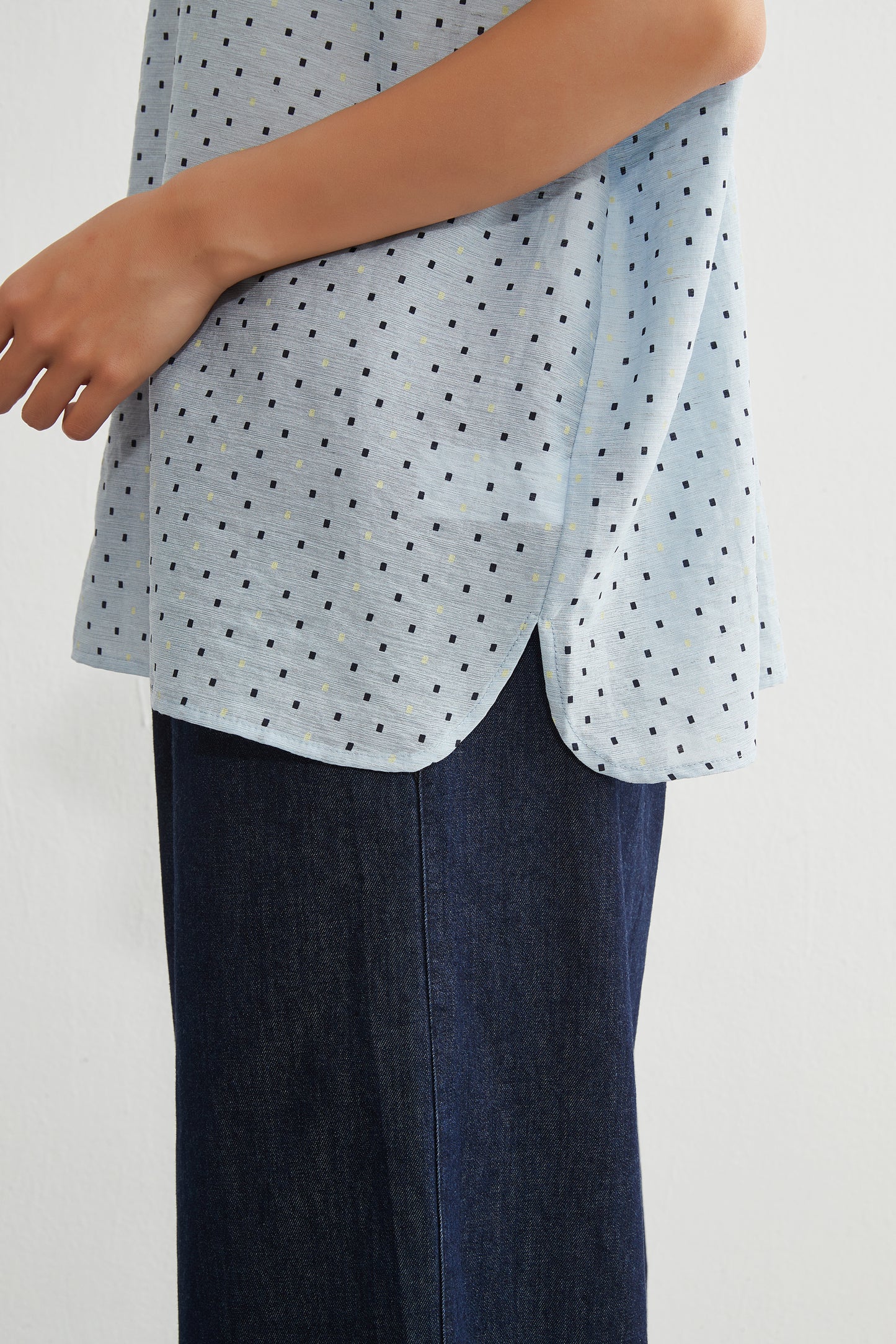 KNGT633・BOXYルーズフィットの小さなスクエア柄半袖ブラウス定番