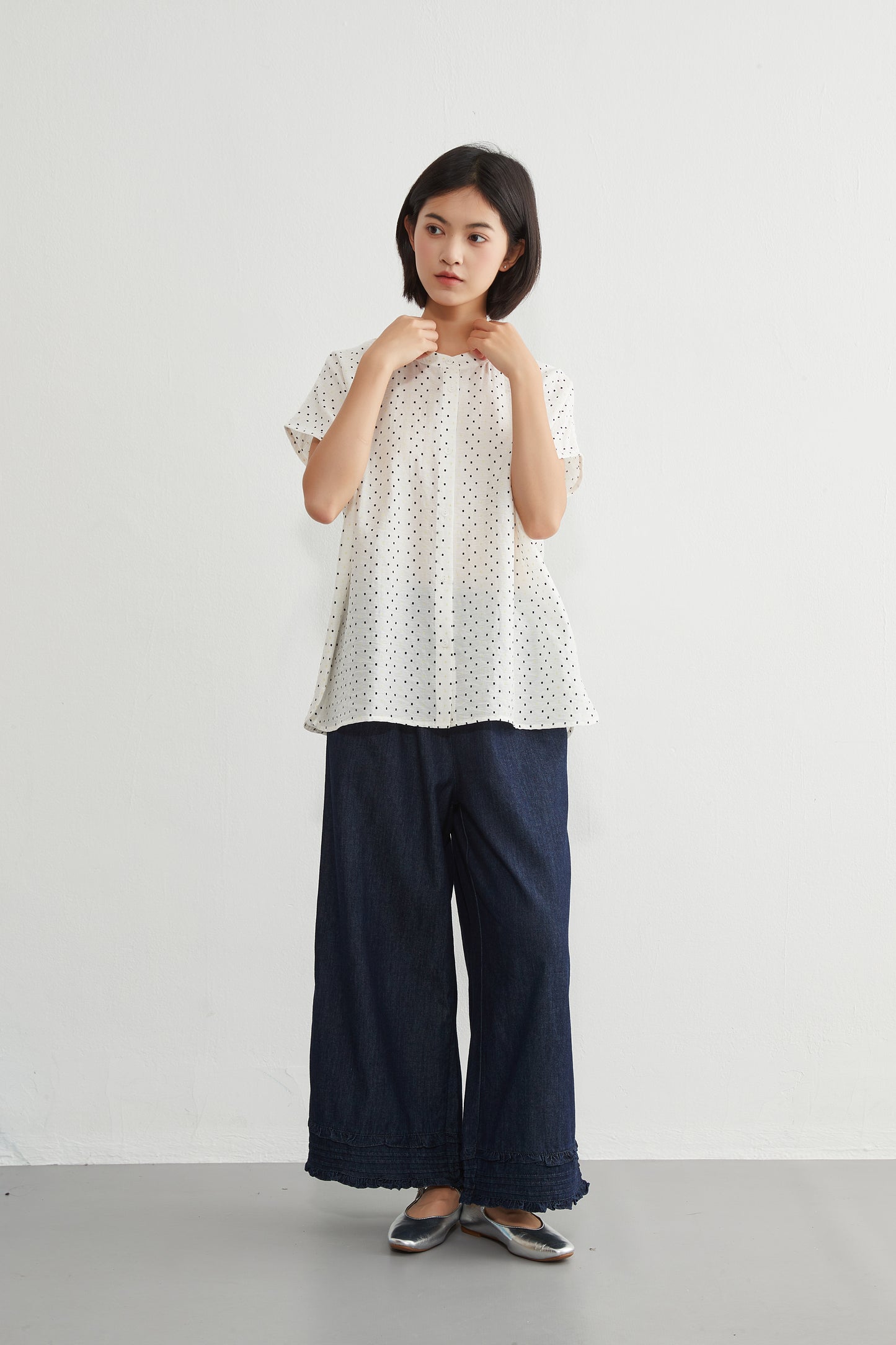 KNGT633・BOXYルーズフィットの小さなスクエア柄半袖ブラウス定番