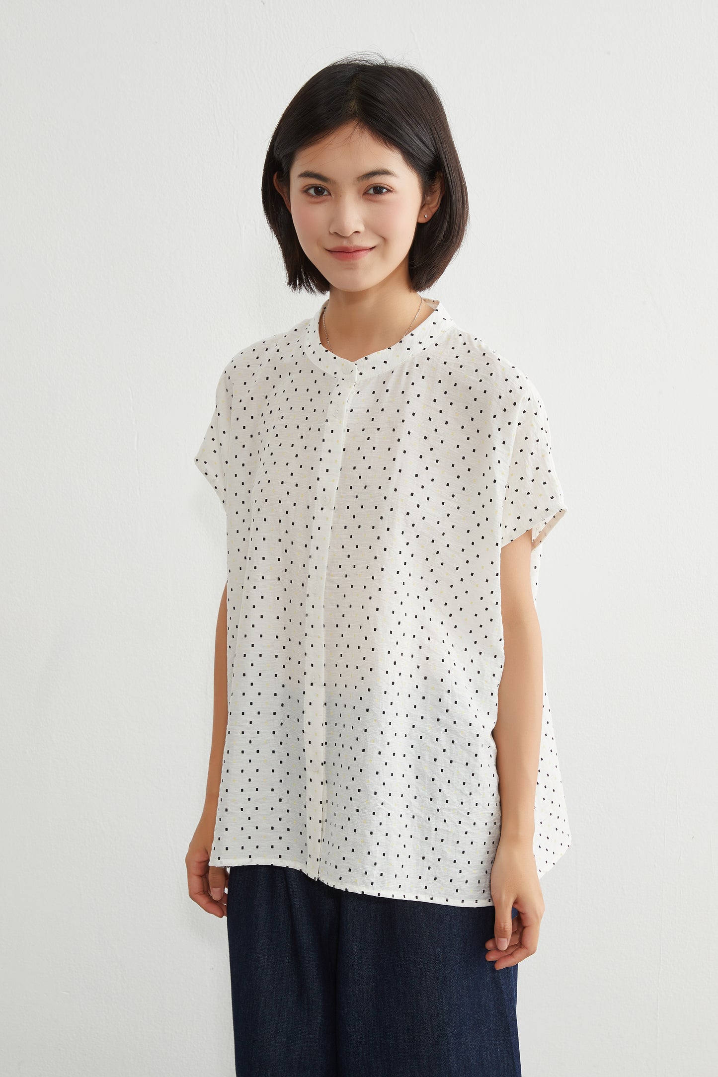 KNGT633・BOXYルーズフィットの小さなスクエア柄半袖ブラウス定番