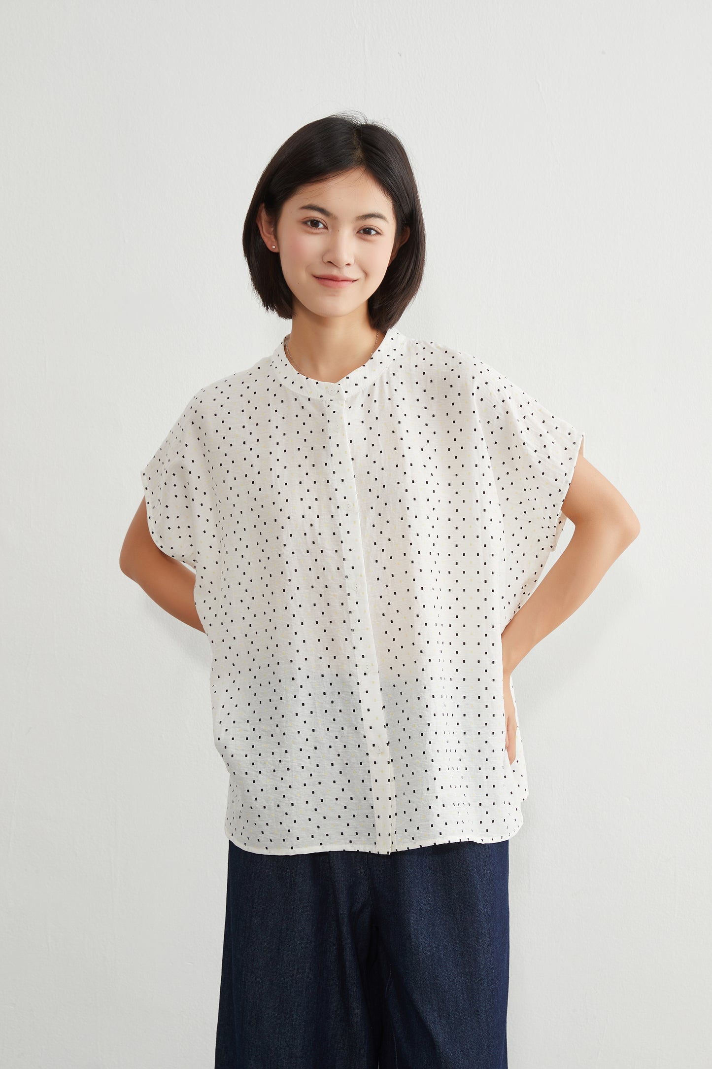 KNGT633・BOXYルーズフィットの小さなスクエア柄半袖ブラウス定番