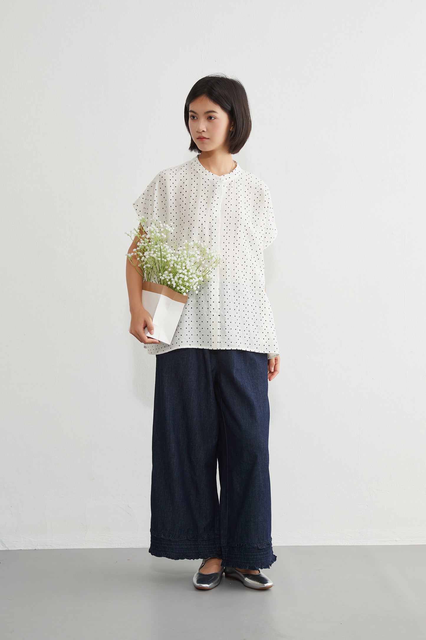 KNGT633・BOXYルーズフィットの小さなスクエア柄半袖ブラウス定番