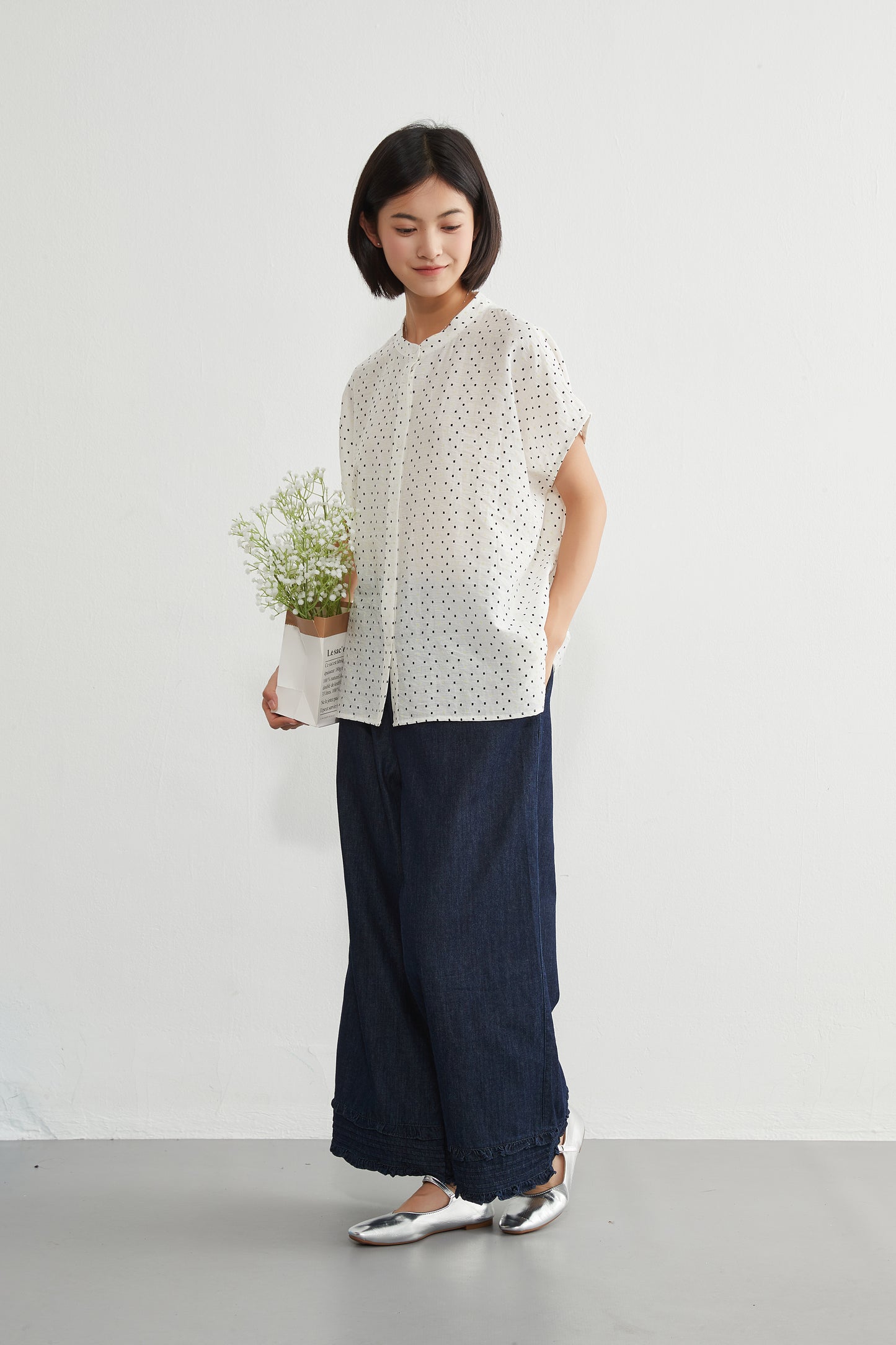 KNGT633・BOXYルーズフィットの小さなスクエア柄半袖ブラウス定番