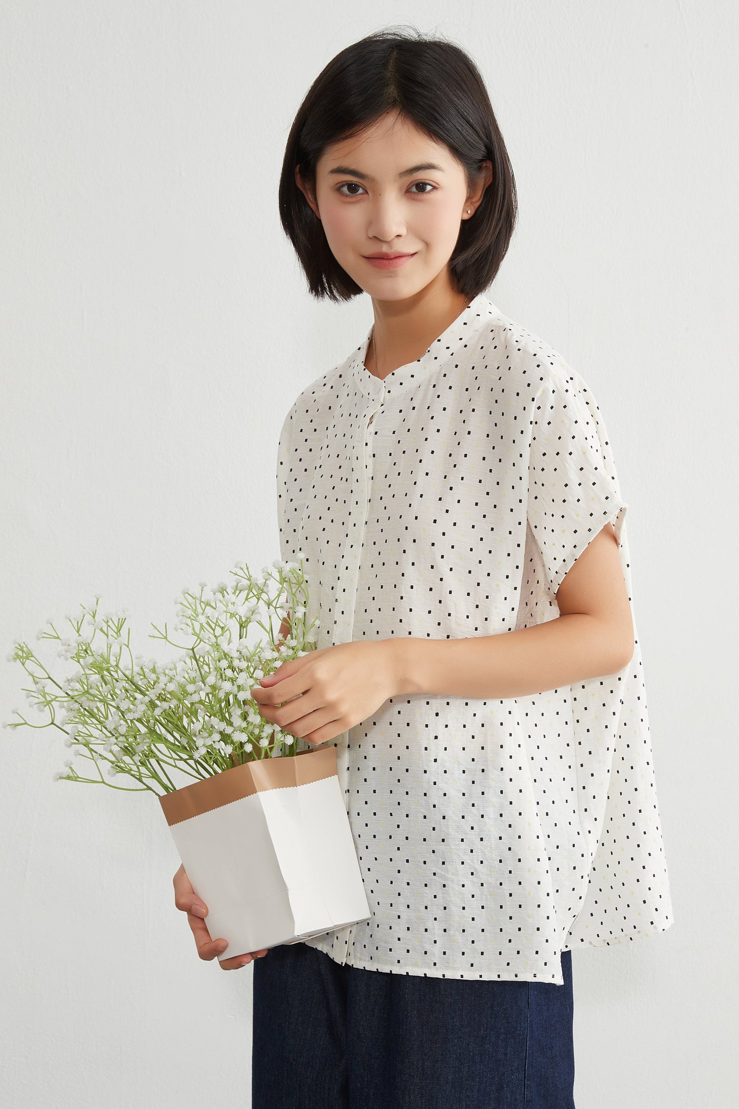 KNGT633・BOXYルーズフィットの小さなスクエア柄半袖ブラウス定番