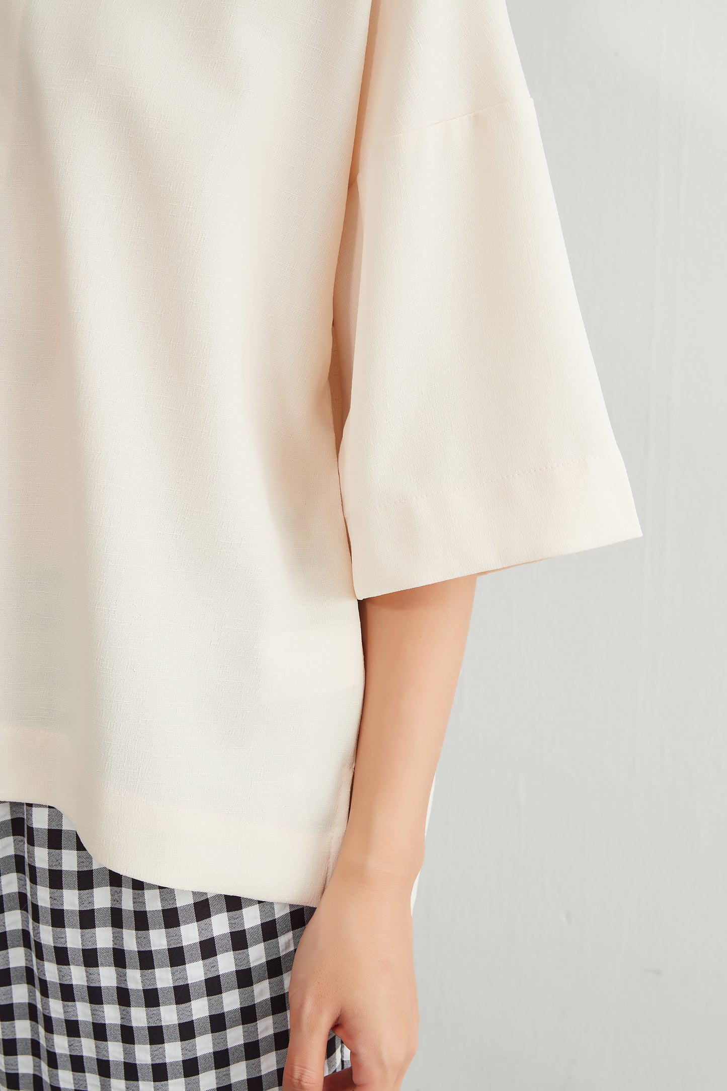 SHORT SLEEVE CENTER SEAM TOP Linen touch simple center seam short sleeve top