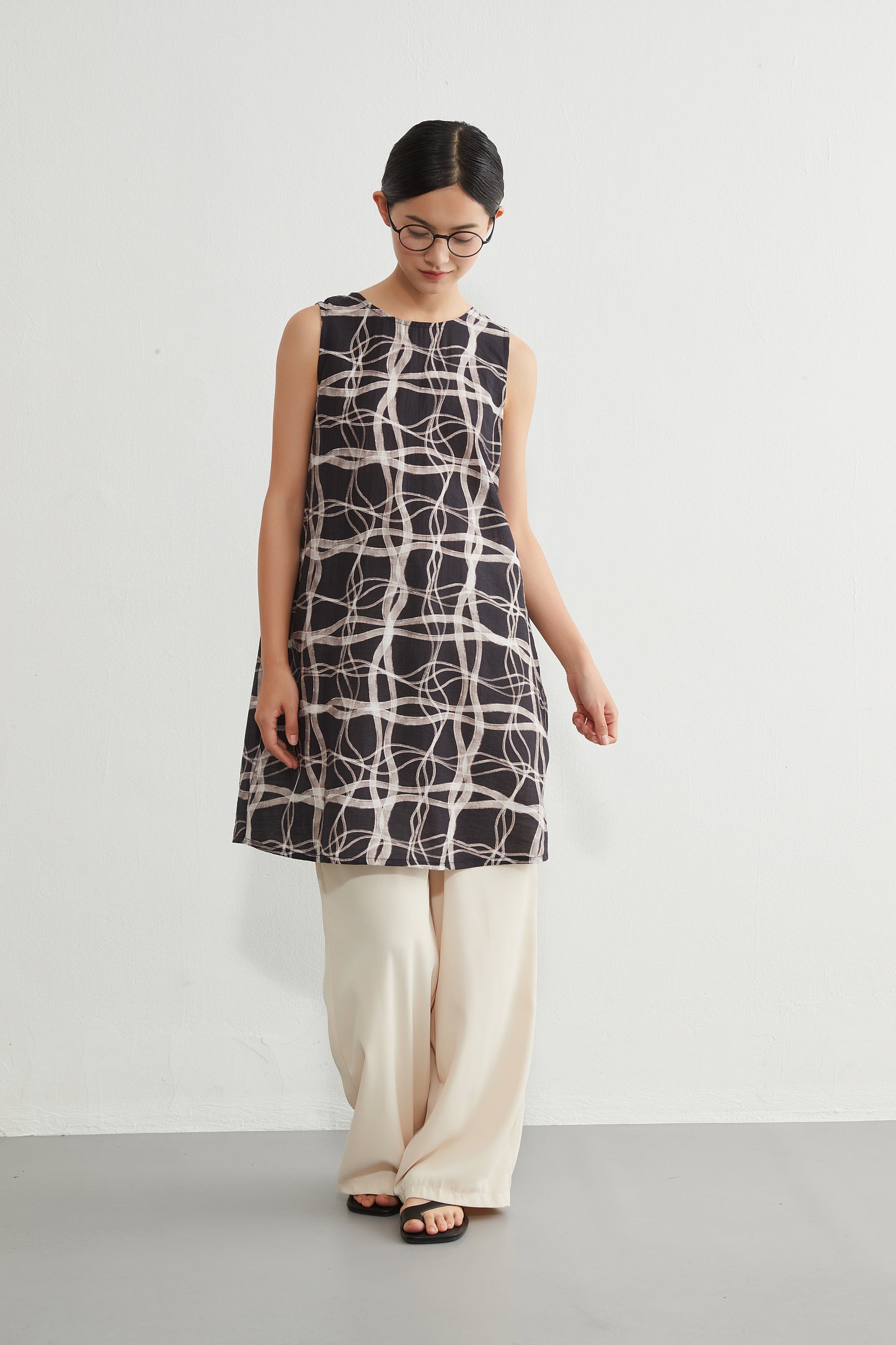 KNR646・抽象的ナミナミ格子柄プリントノースリーブ背中タックチュニック