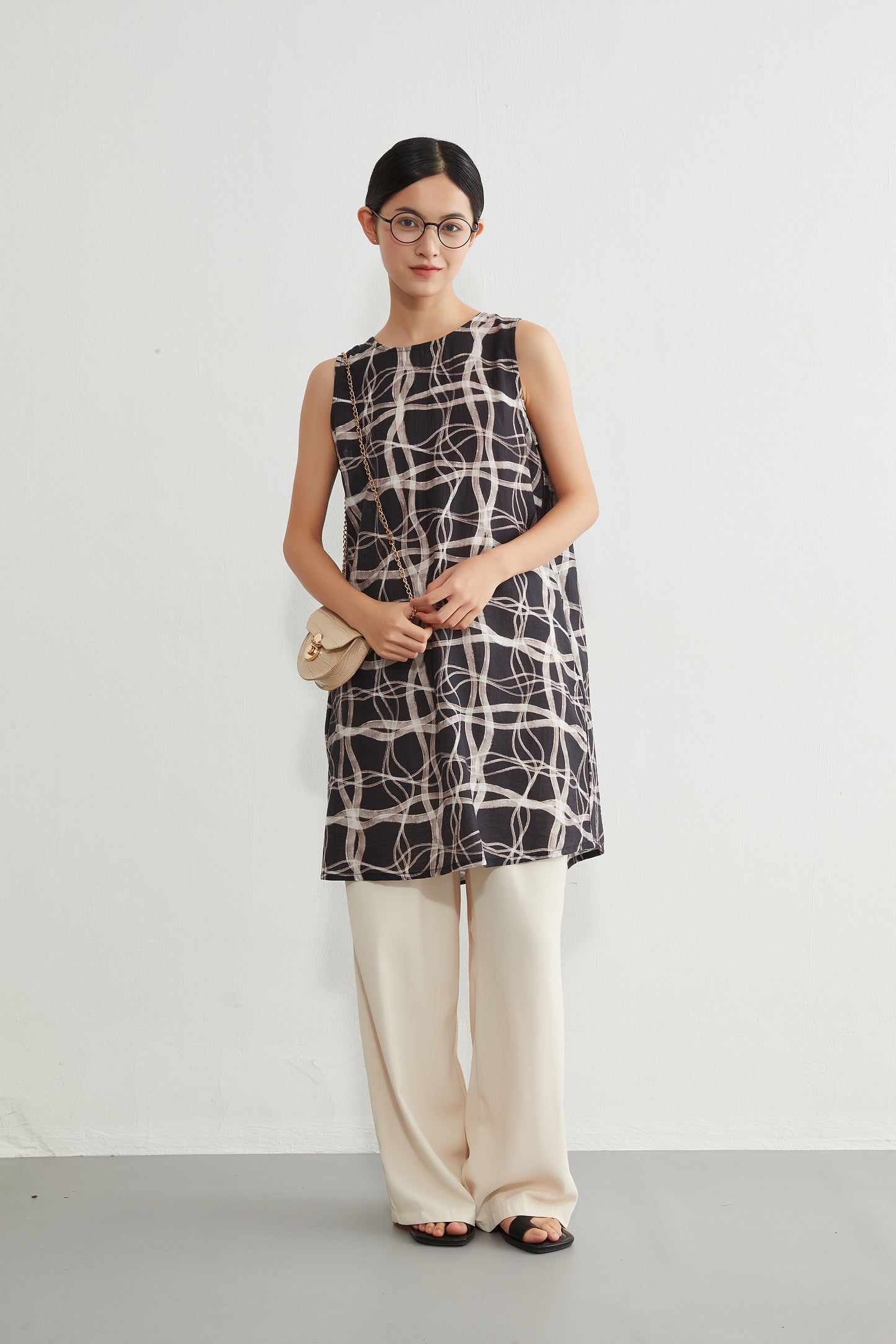 KNR646・抽象的ナミナミ格子柄プリントノースリーブ背中タックチュニック