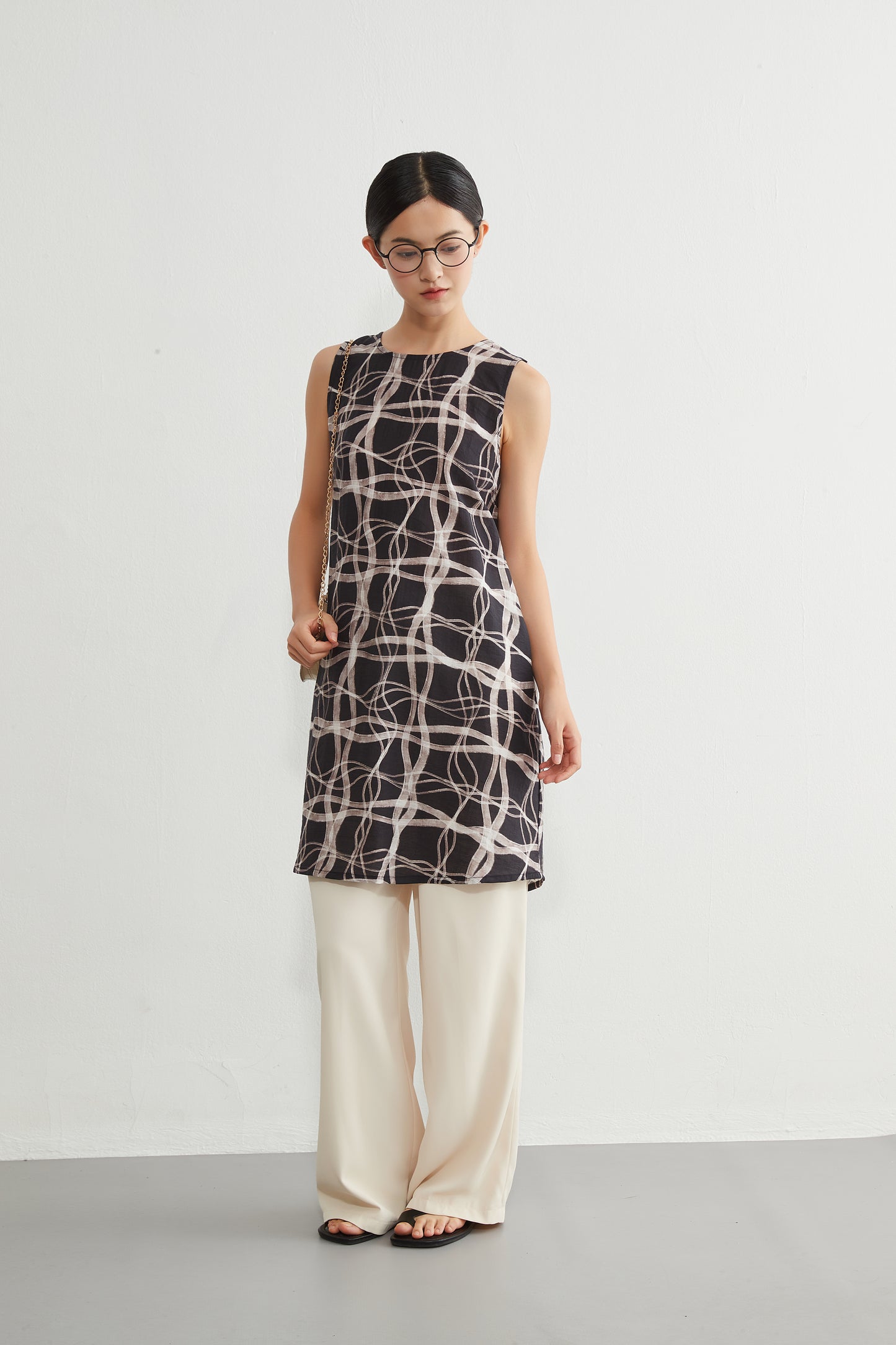 KNR646・抽象的ナミナミ格子柄プリントノースリーブ背中タックチュニック