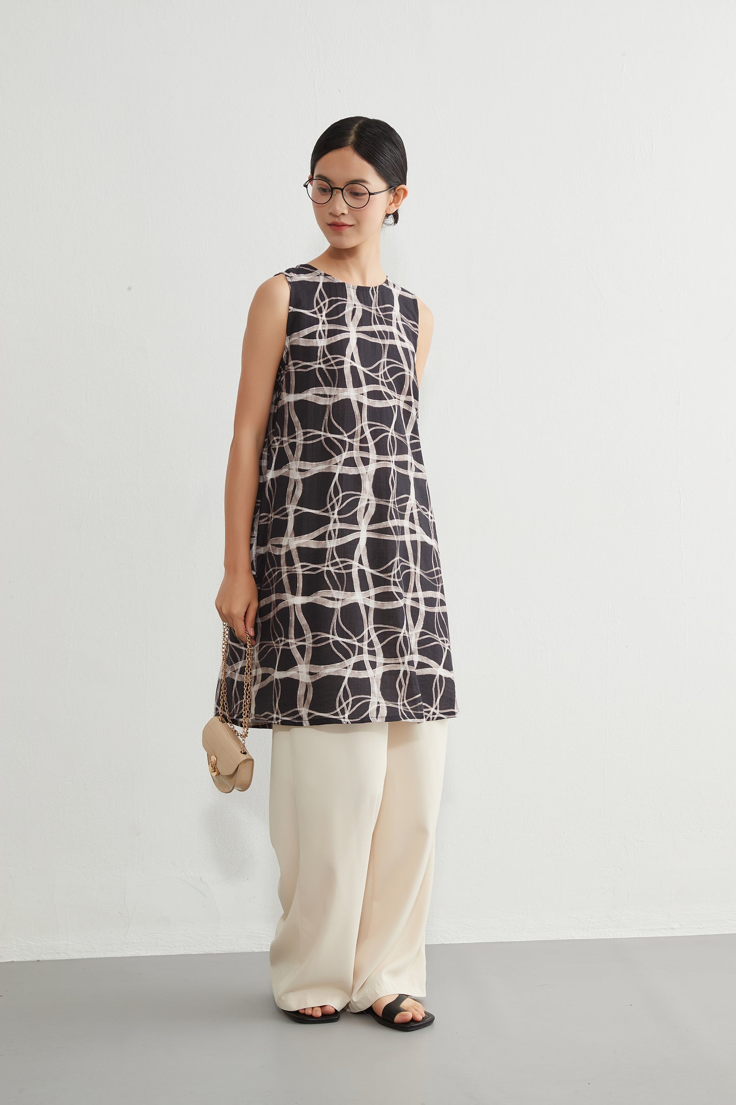 KNR646・抽象的ナミナミ格子柄プリントノースリーブ背中タックチュニック