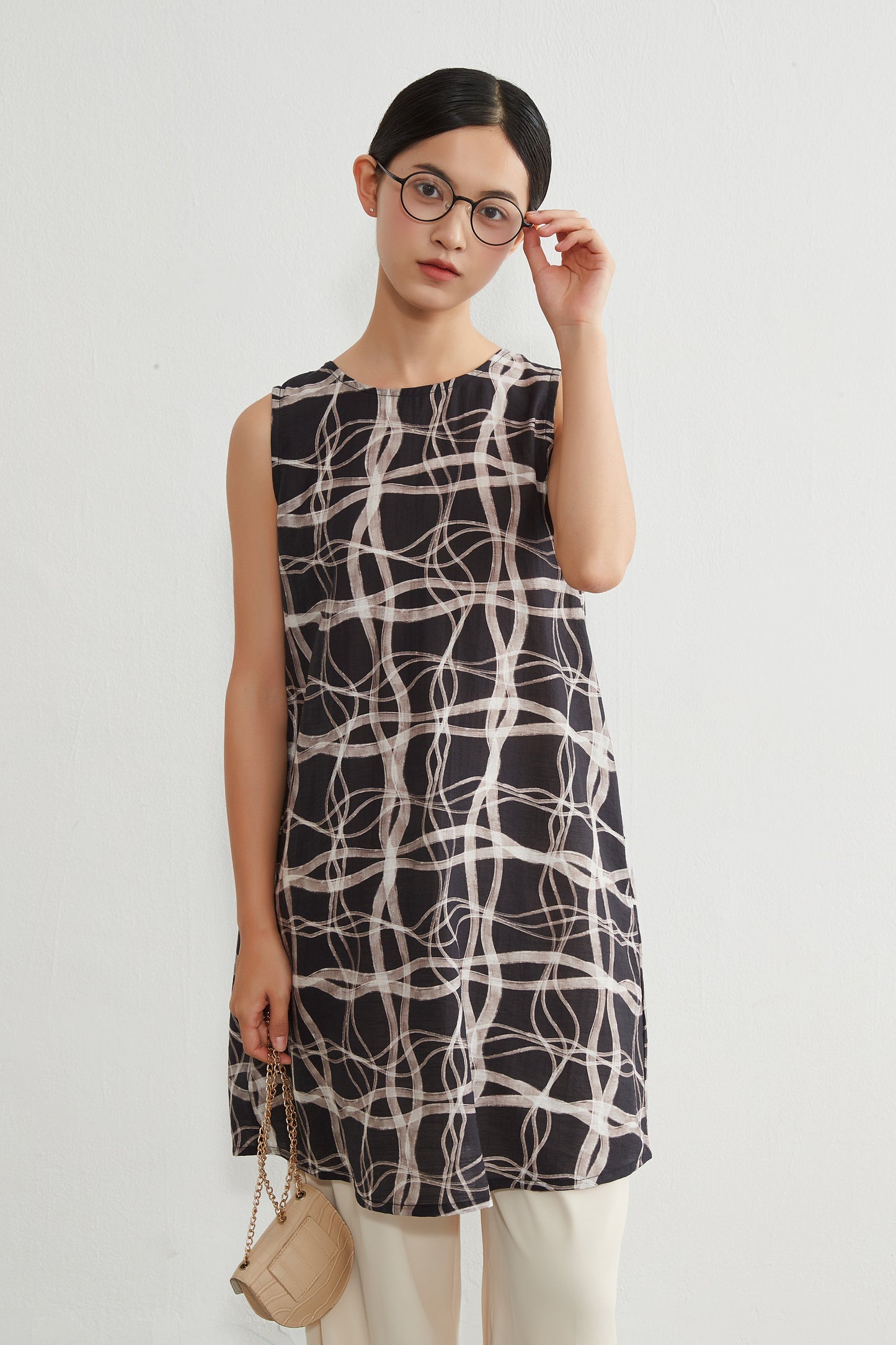 KNR646・抽象的ナミナミ格子柄プリントノースリーブ背中タックチュニック