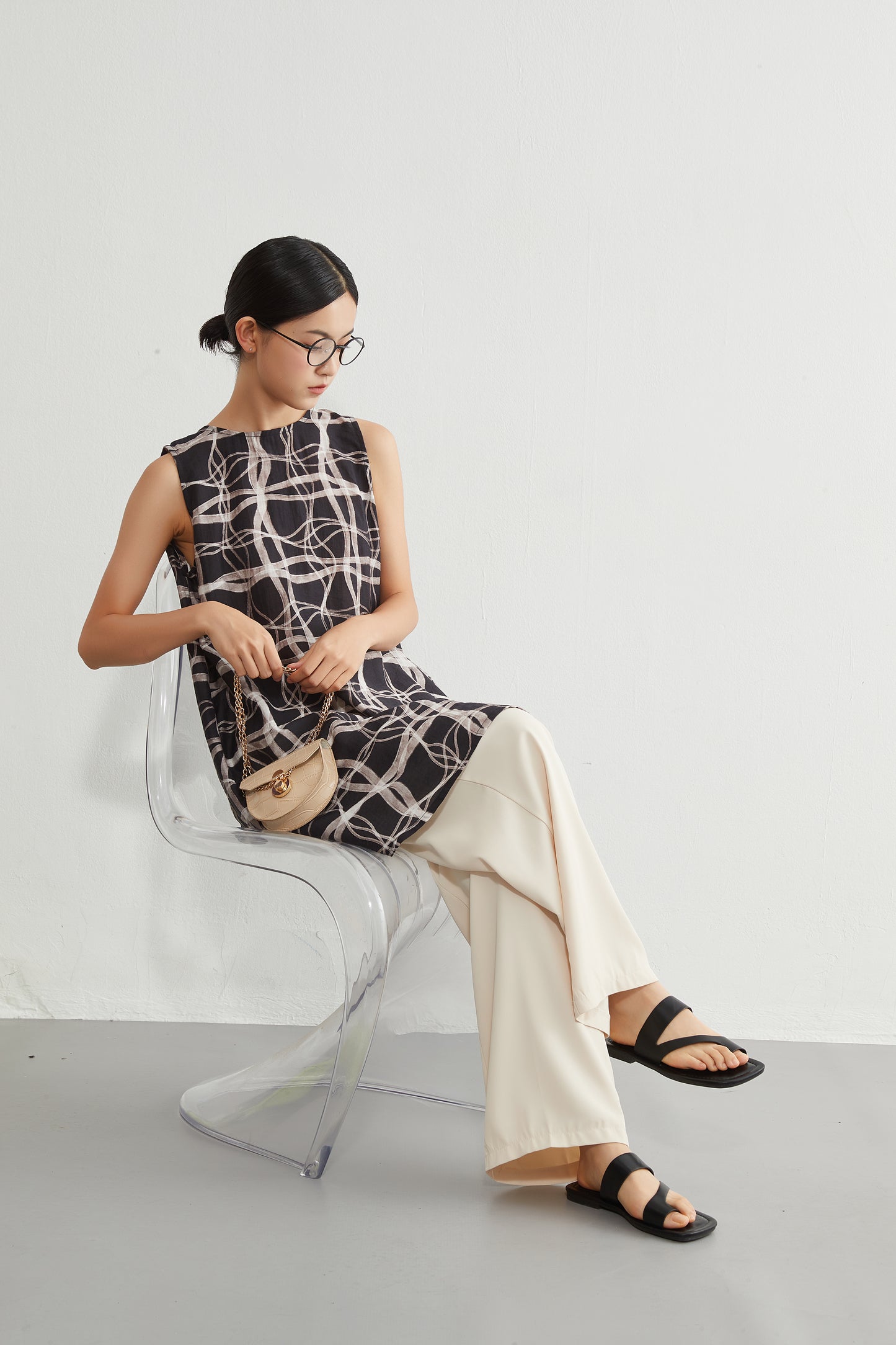 KNR646・抽象的ナミナミ格子柄プリントノースリーブ背中タックチュニック