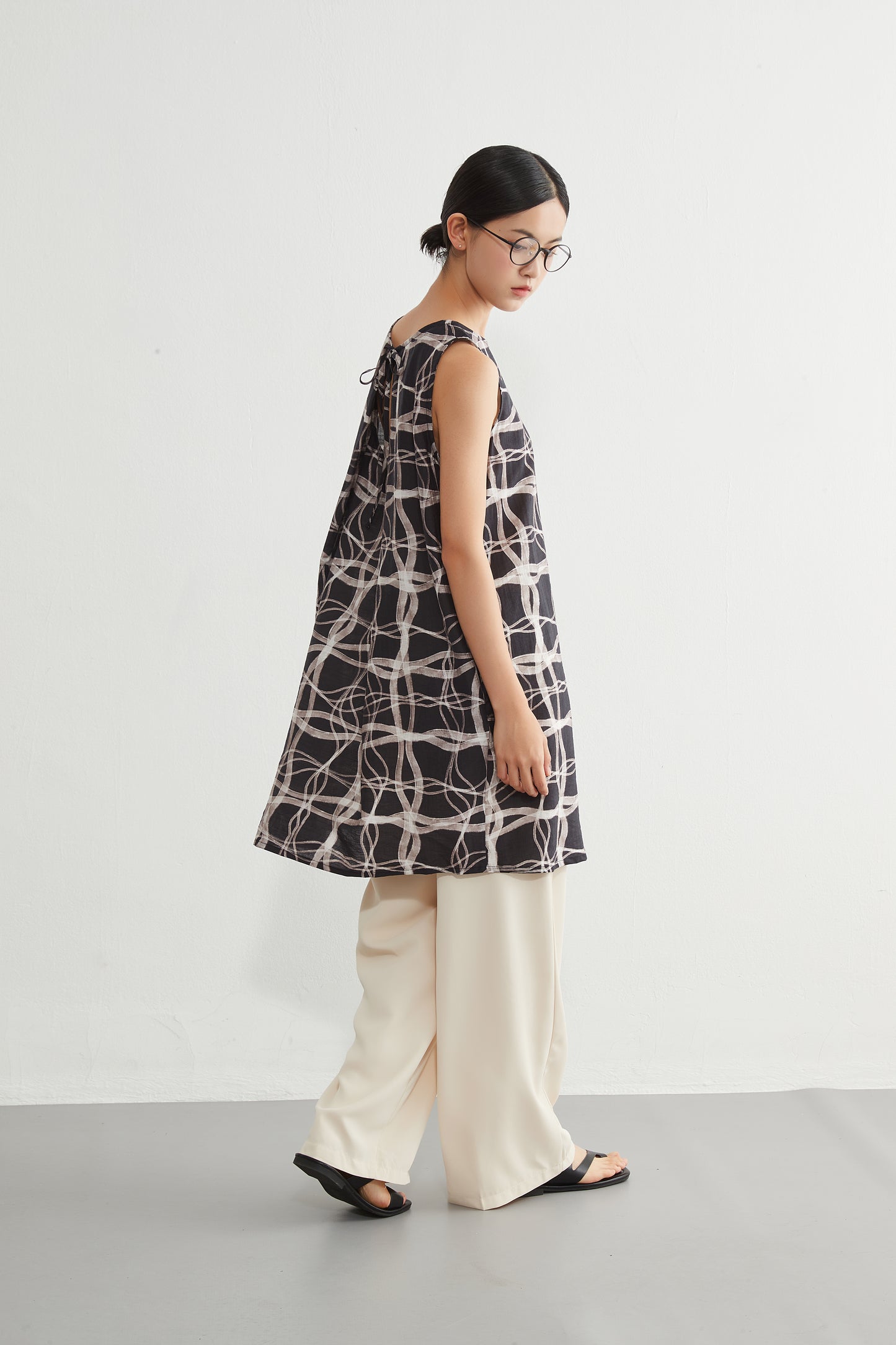 KNR646・抽象的ナミナミ格子柄プリントノースリーブ背中タックチュニック