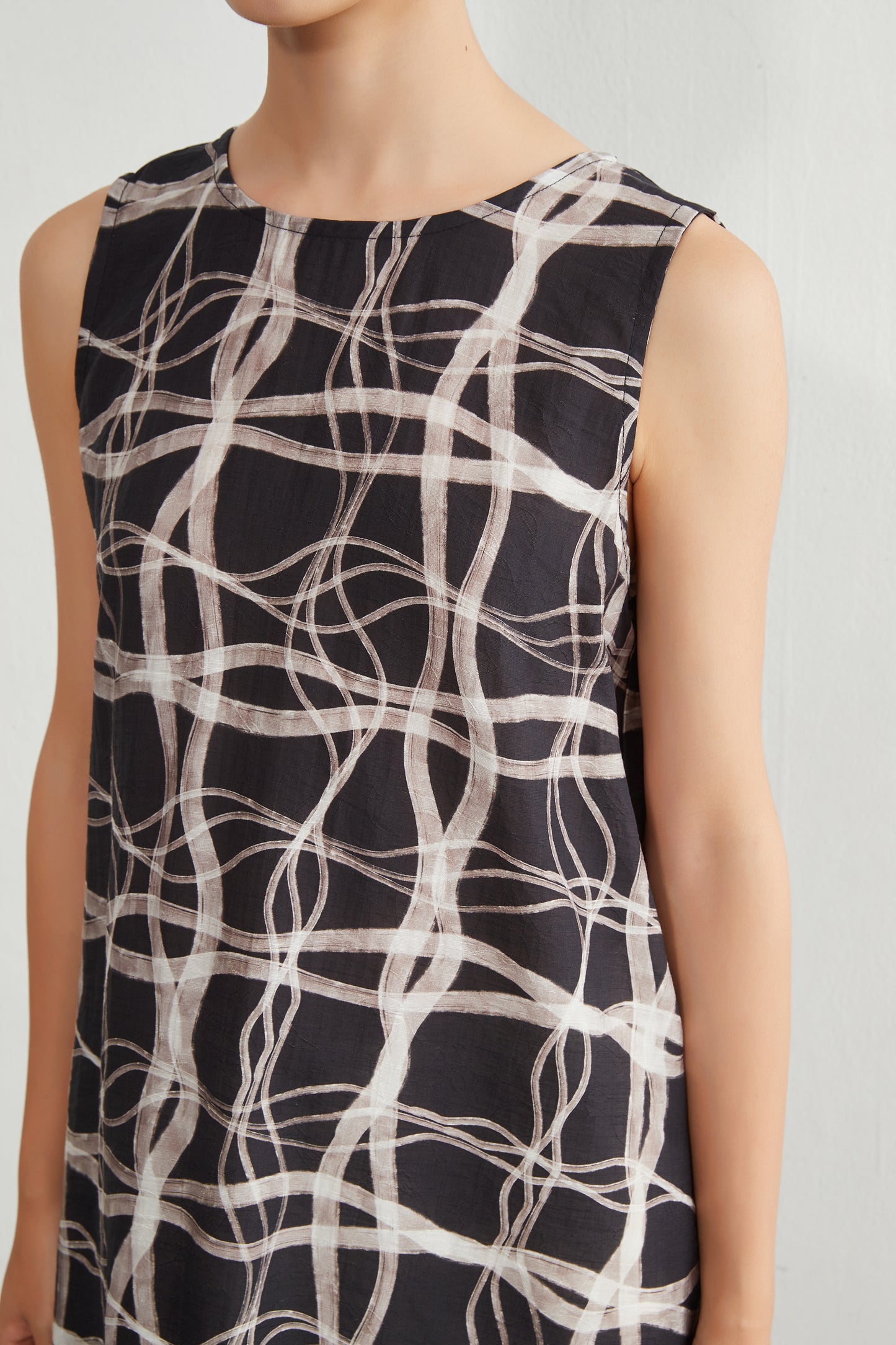 KNR646・抽象的ナミナミ格子柄プリントノースリーブ背中タックチュニック