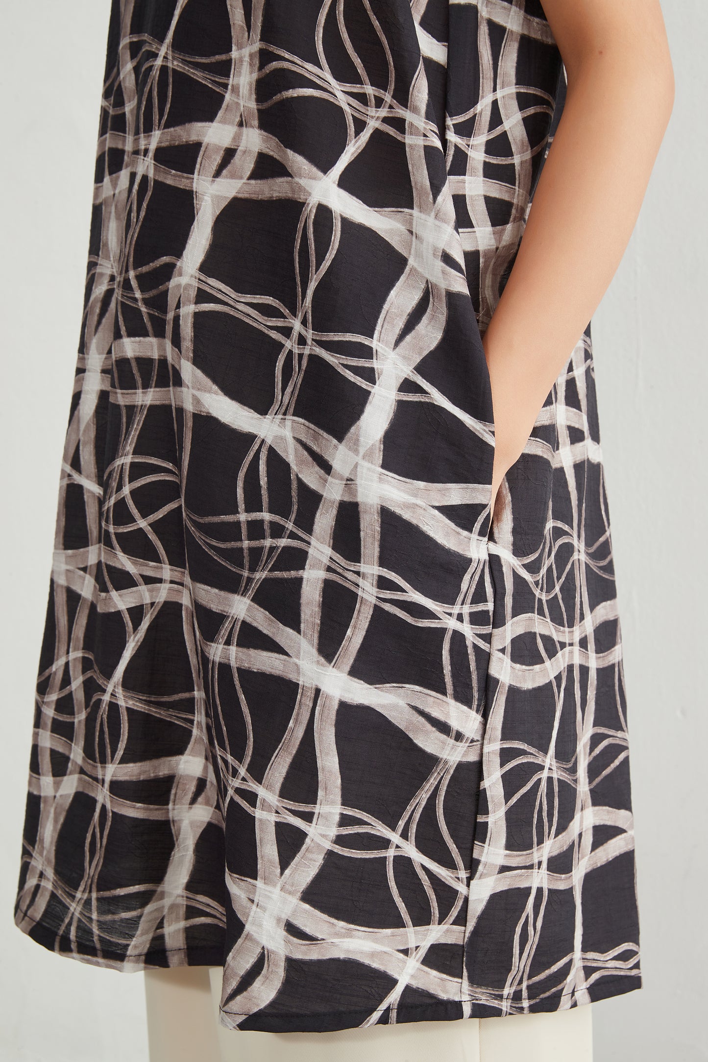 KNR646・抽象的ナミナミ格子柄プリントノースリーブ背中タックチュニック