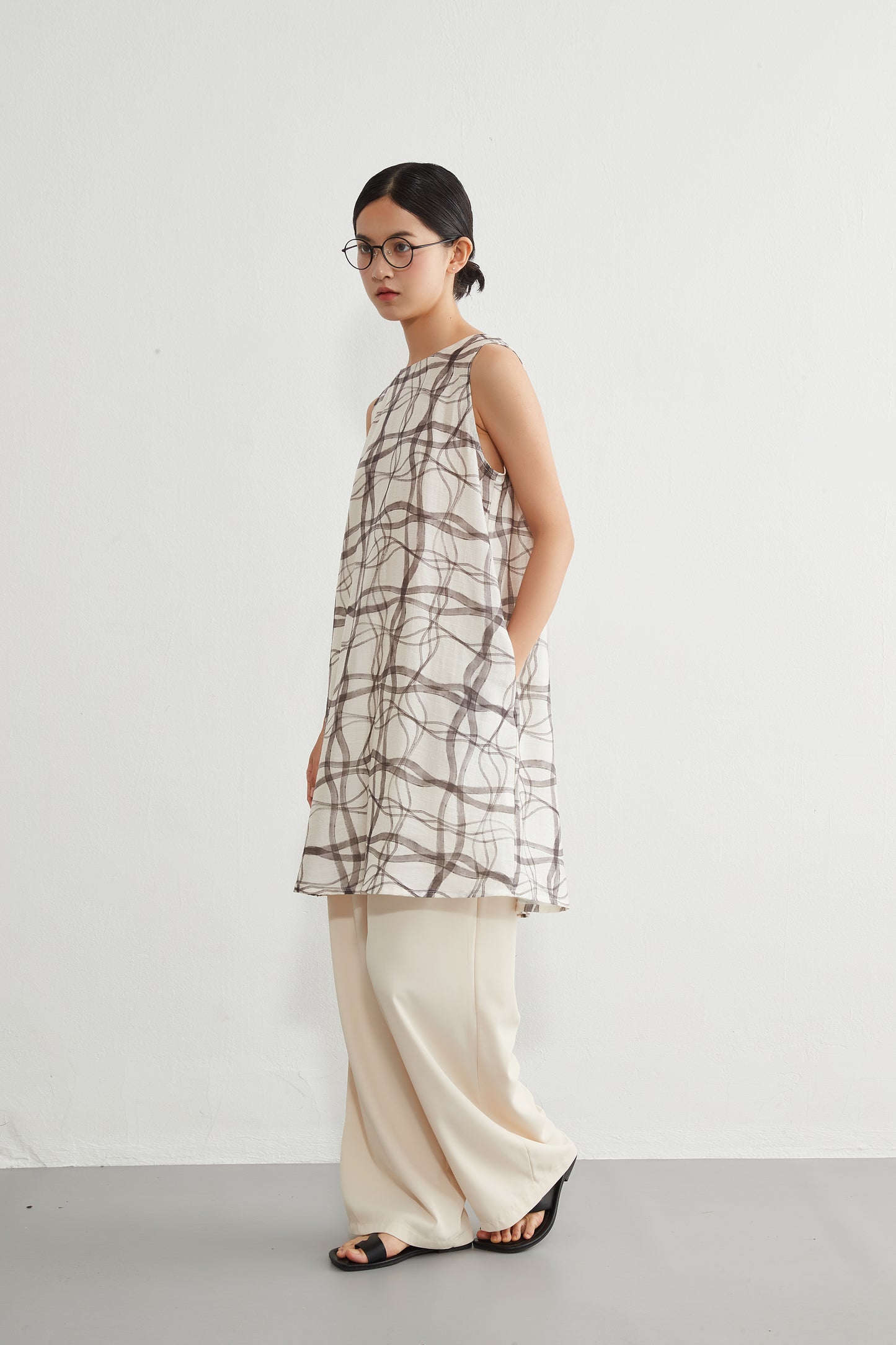 KNR646・抽象的ナミナミ格子柄プリントノースリーブ背中タックチュニック