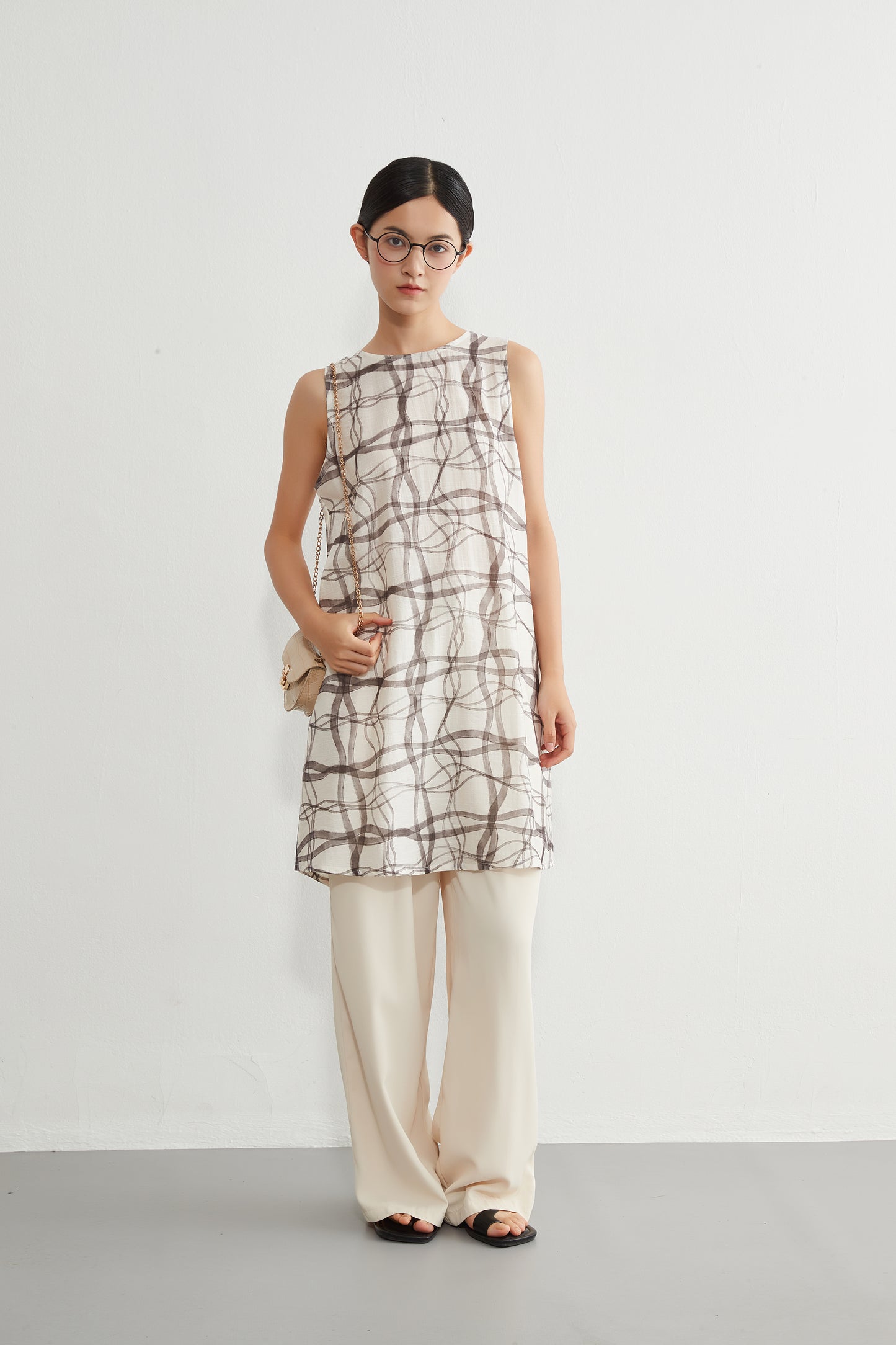 KNR646・抽象的ナミナミ格子柄プリントノースリーブ背中タックチュニック