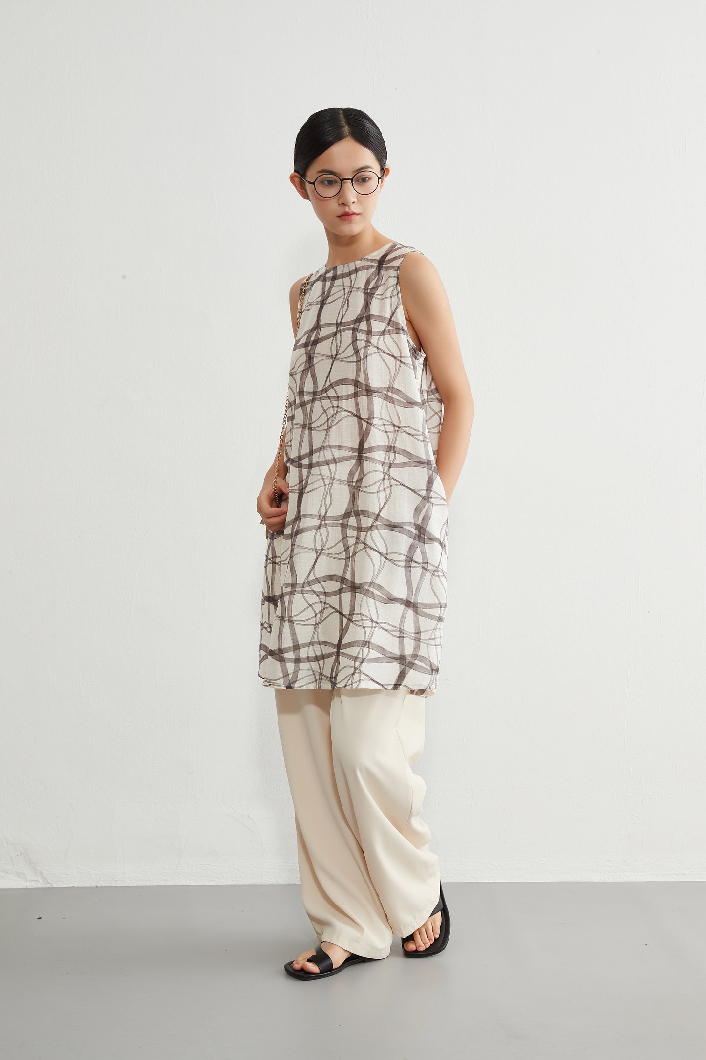 KNR646・抽象的ナミナミ格子柄プリントノースリーブ背中タックチュニック