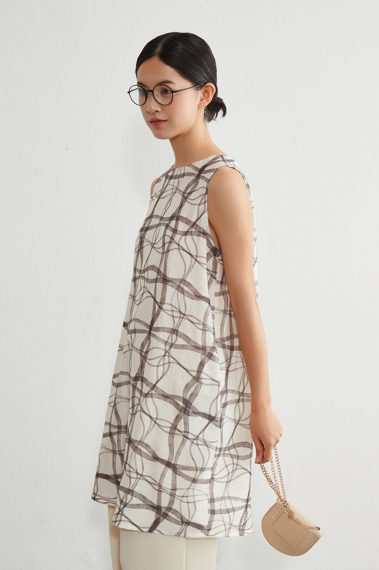 KNR646・抽象的ナミナミ格子柄プリントノースリーブ背中タックチュニック