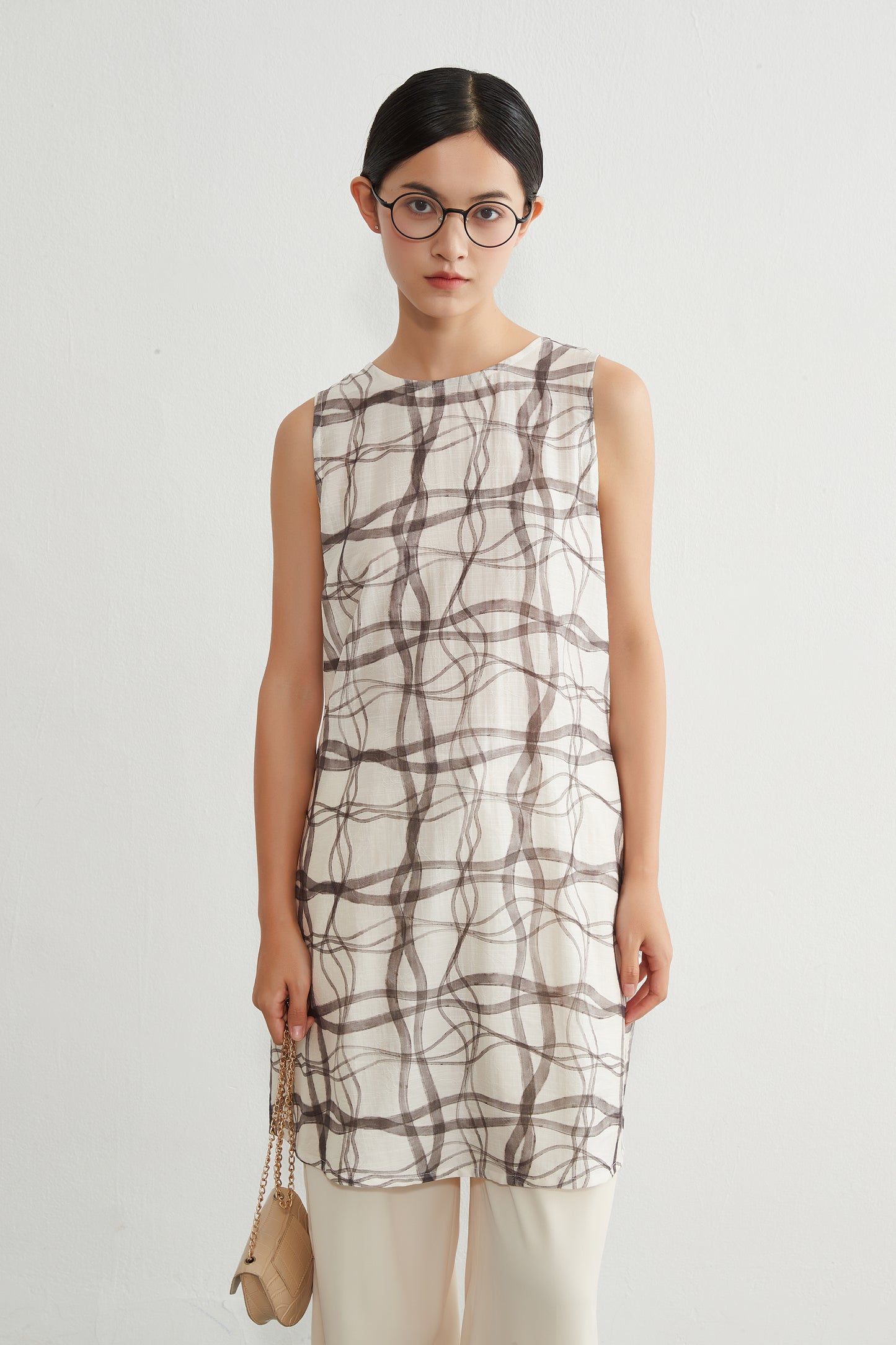 KNR646・抽象的ナミナミ格子柄プリントノースリーブ背中タックチュニック