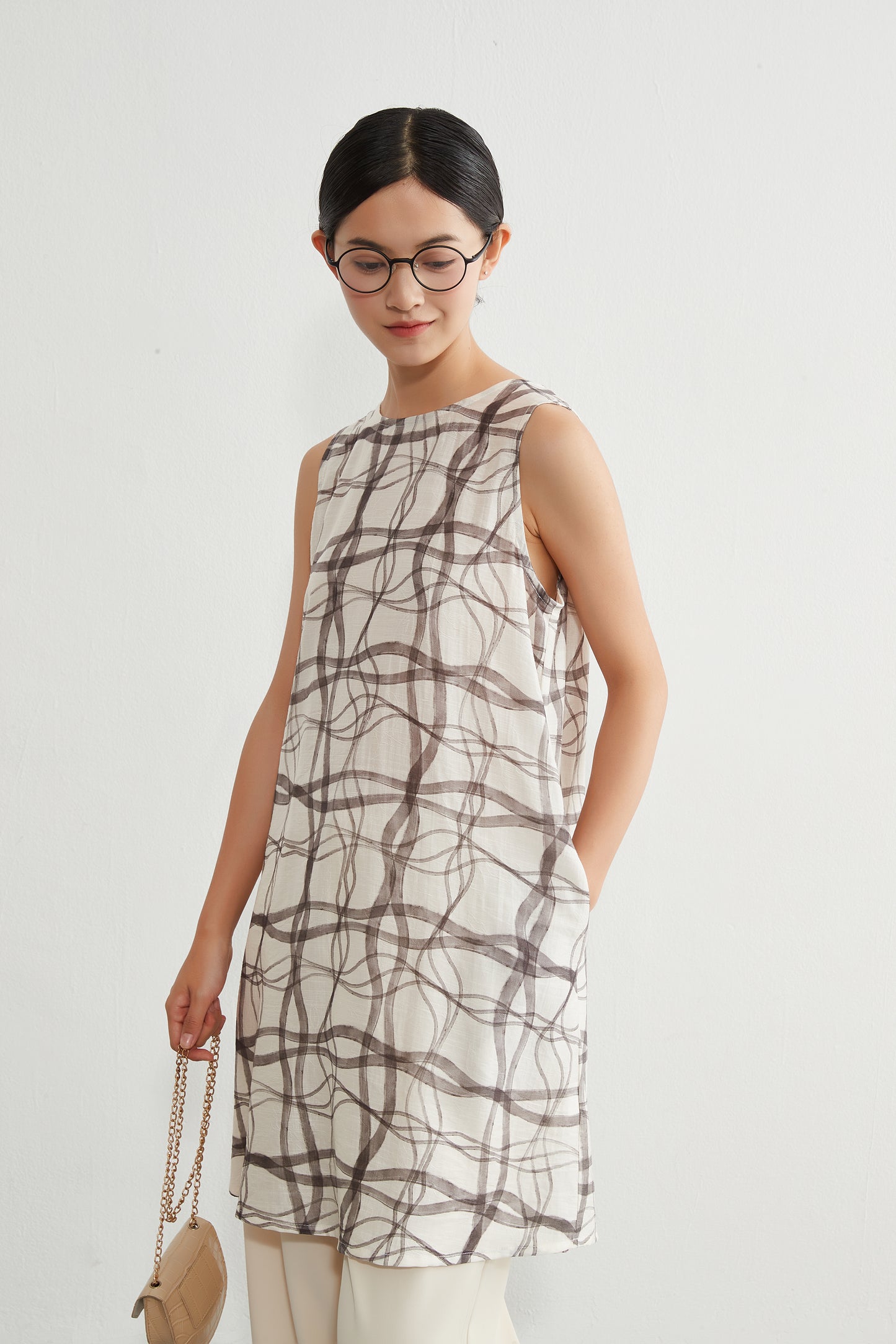 KNR646・抽象的ナミナミ格子柄プリントノースリーブ背中タックチュニック