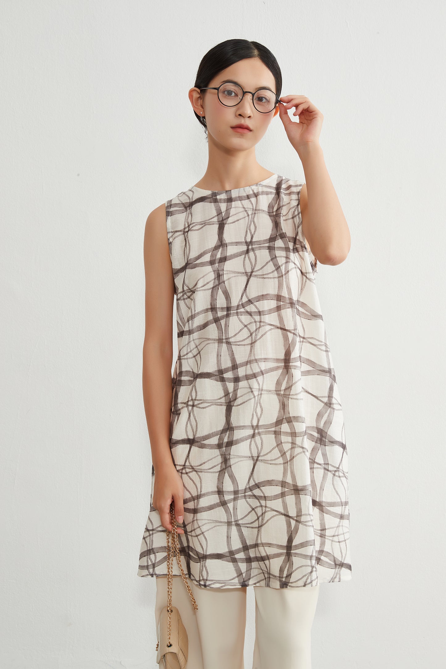 KNR646・抽象的ナミナミ格子柄プリントノースリーブ背中タックチュニック