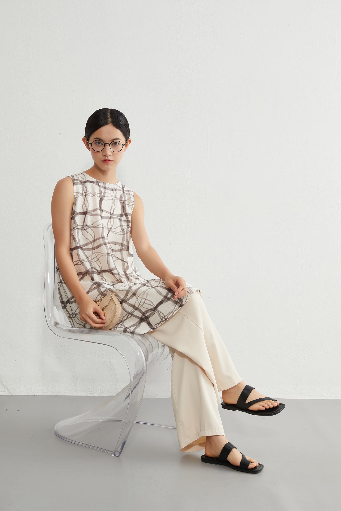 KNR646・抽象的ナミナミ格子柄プリントノースリーブ背中タックチュニック