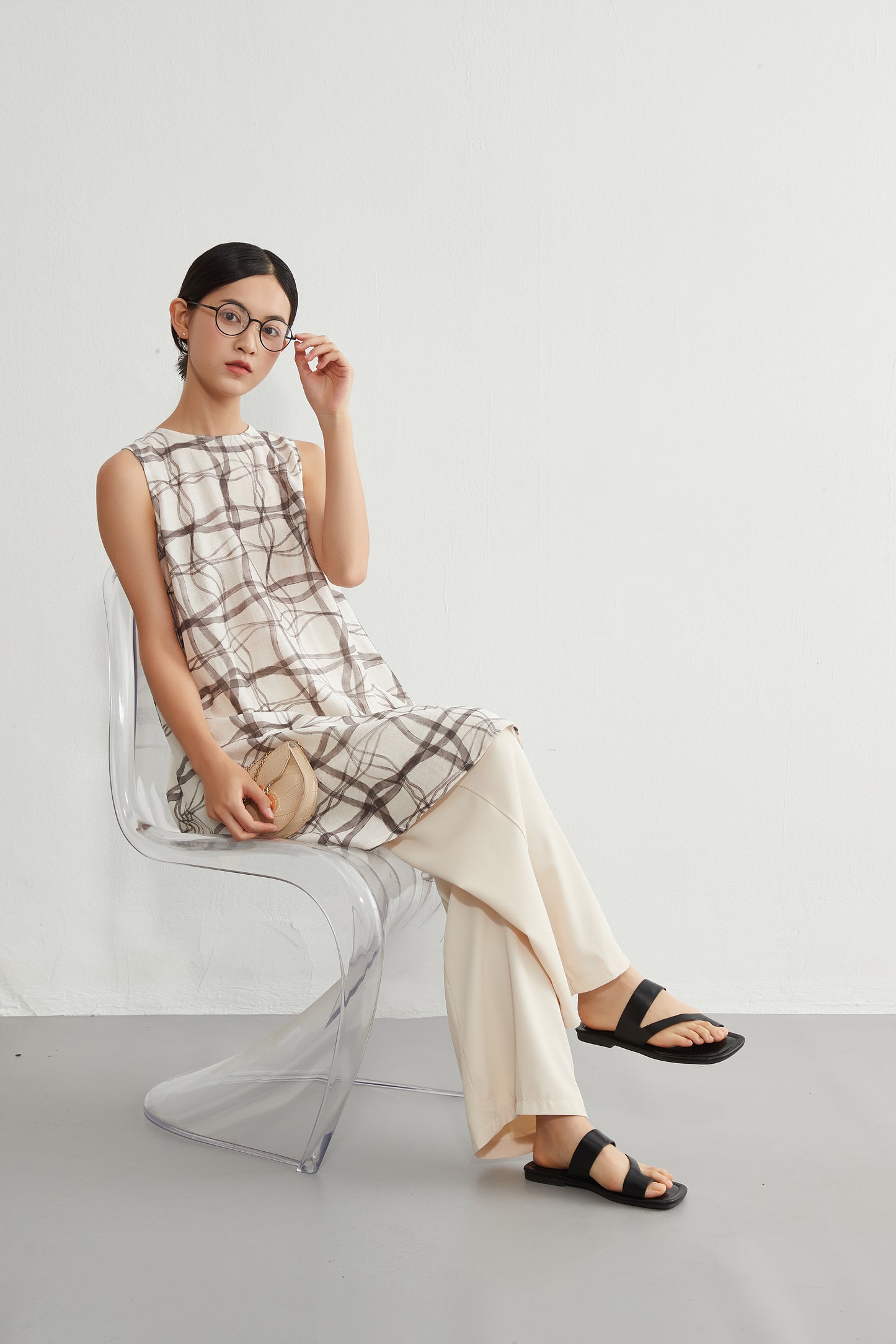 KNR646・抽象的ナミナミ格子柄プリントノースリーブ背中タックチュニック