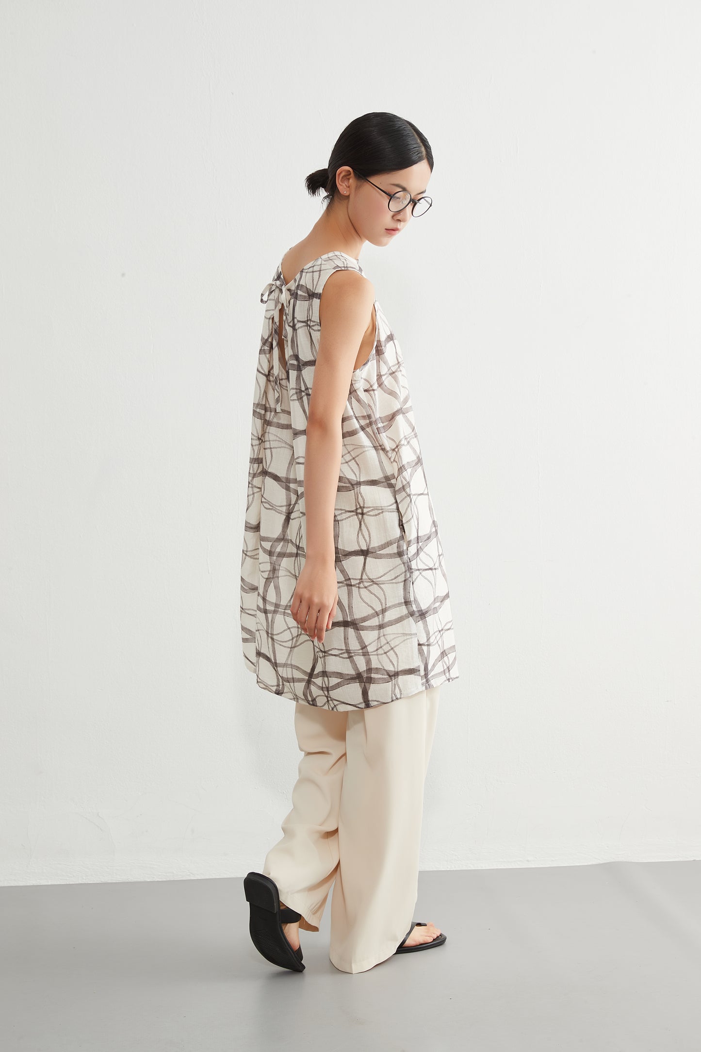 KNR646・抽象的ナミナミ格子柄プリントノースリーブ背中タックチュニック