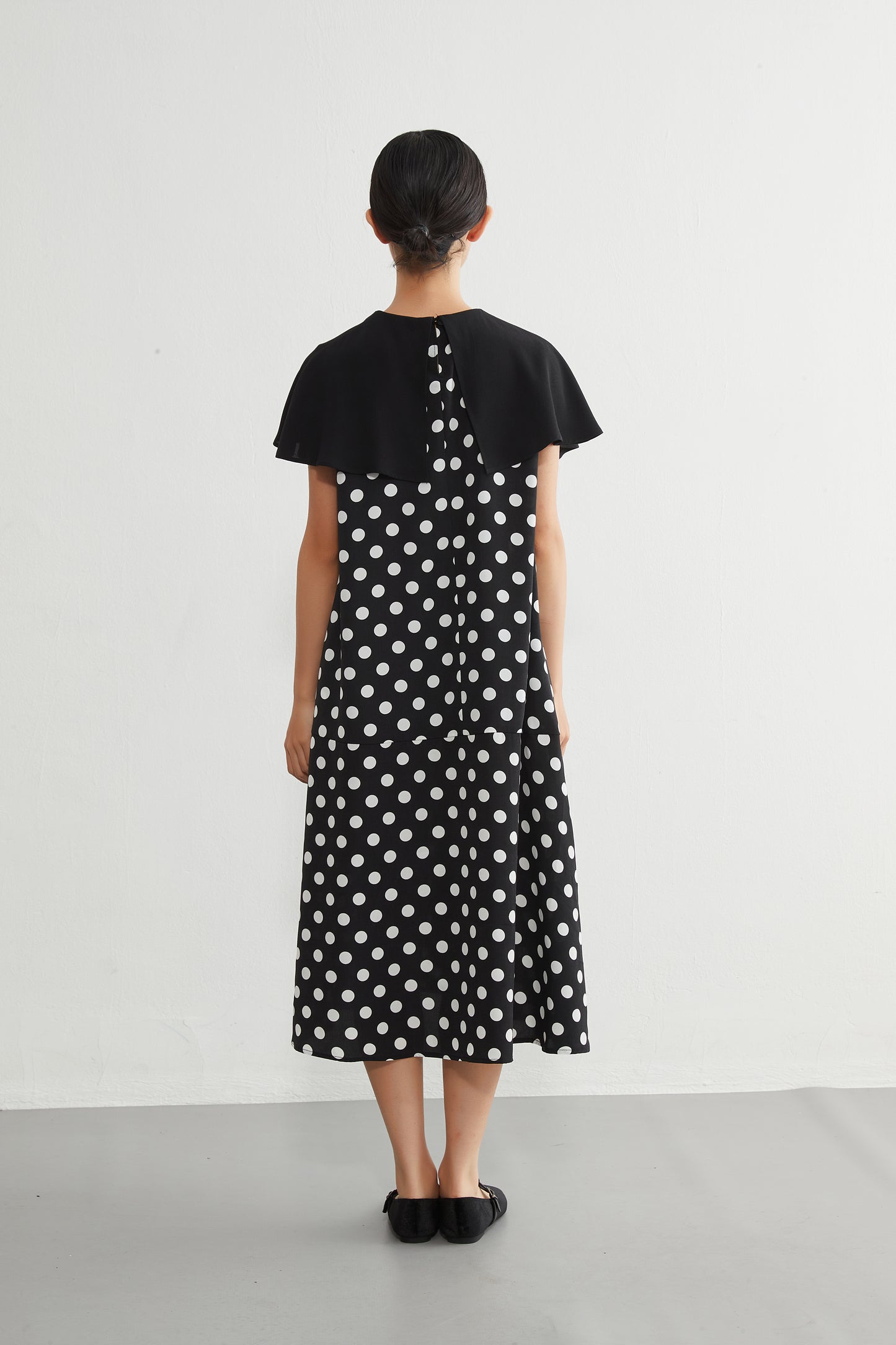 KNGT639・DOTドット柄ケープ風衿ノースリーブAラインワンピース・ポケット付き